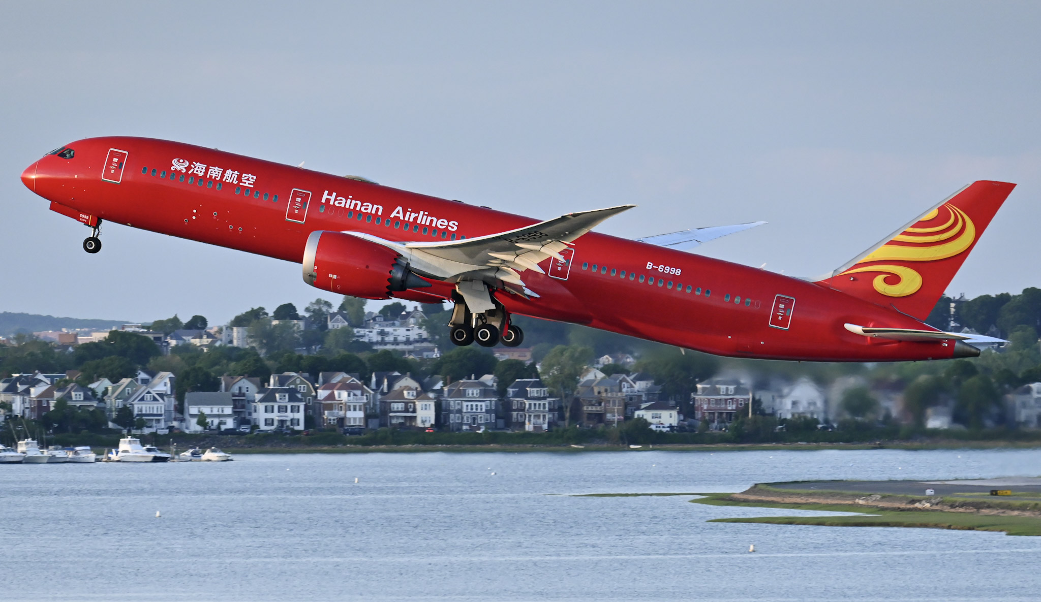 Full size: Hainan Airlines Boeing 787-9 B-6998 at General Edward Lawrence Logan International Airport