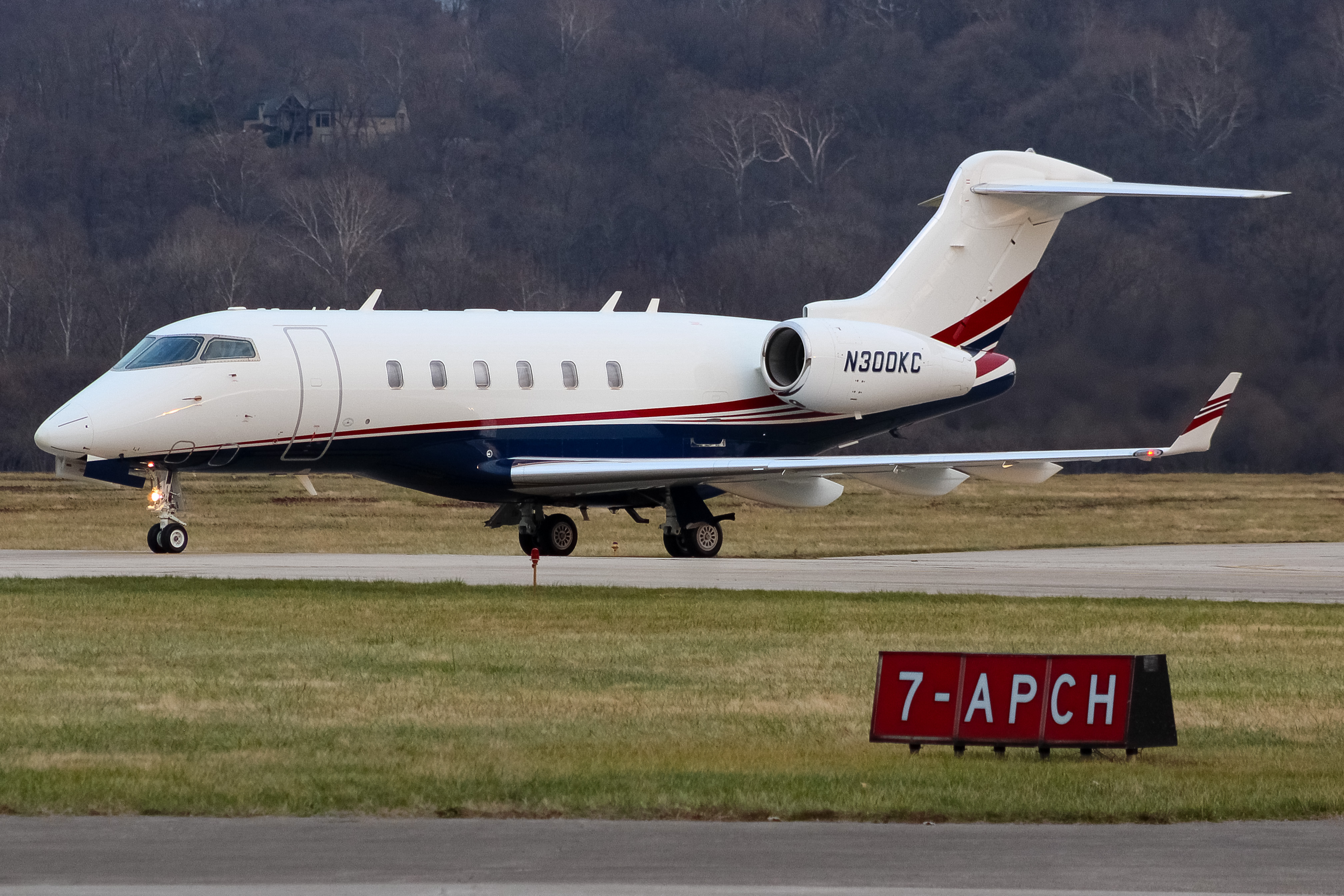Full size: PRIVATE Bombardier Challenger 300 N300KC at Cincinnati Municipal Airport/Lunken Field