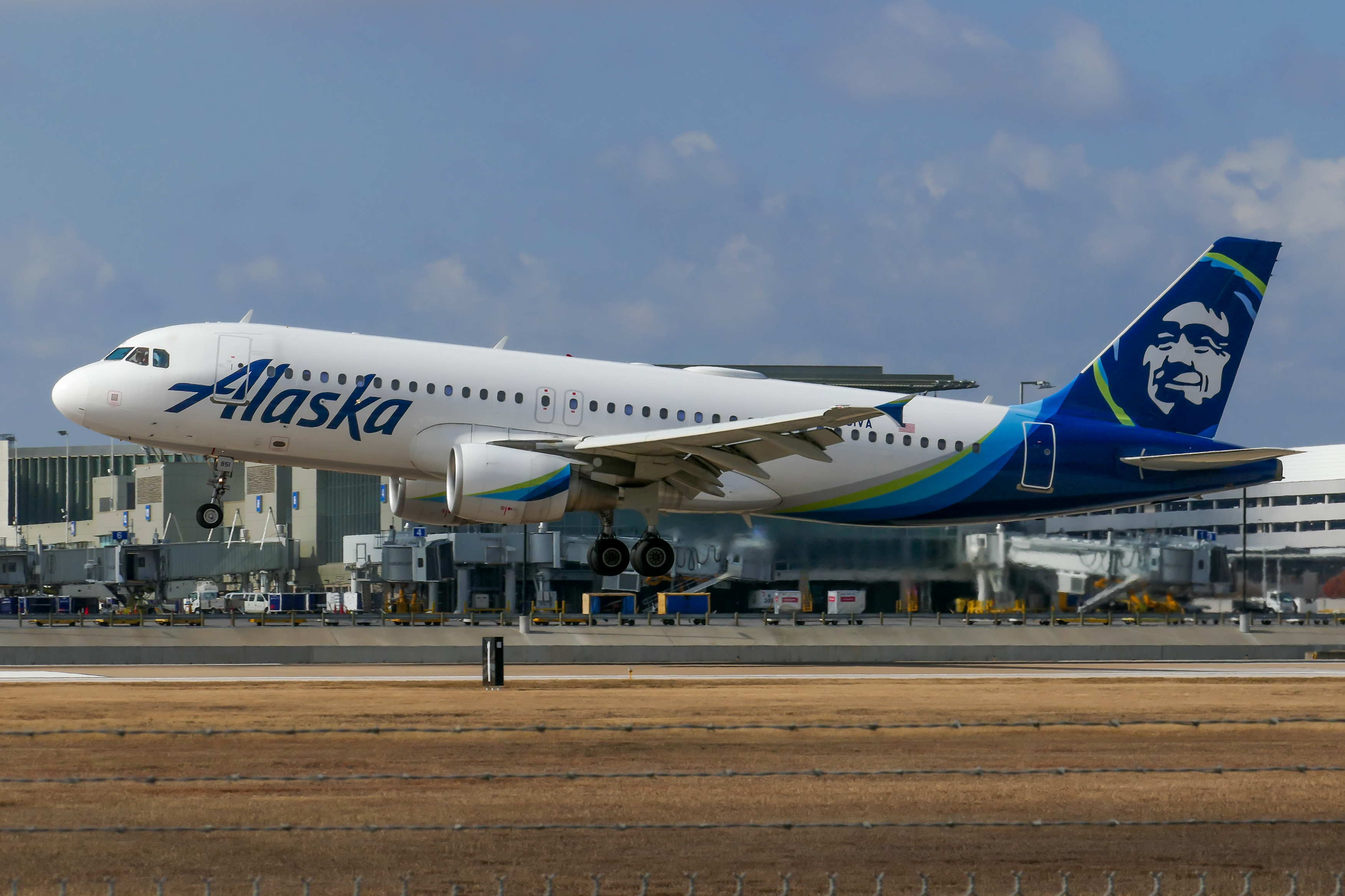Full size: Alaska Airlines A320-214 N851VA at Austin-Bergstrom International Airport
