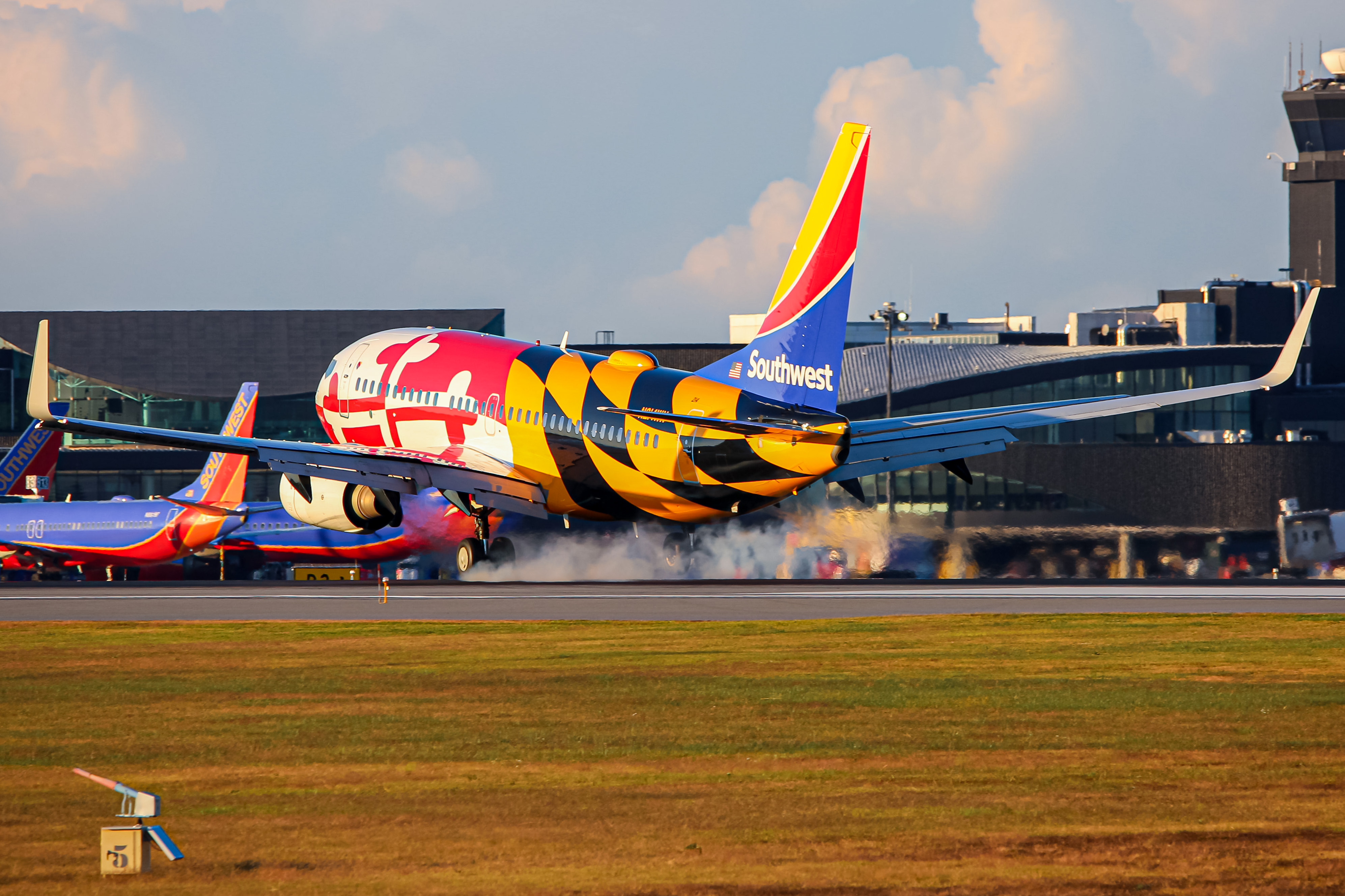 Full size: Southwest Airlines Boeing 737-700 N214WN at Baltimore/Washington International Thurgood Marshall Airport