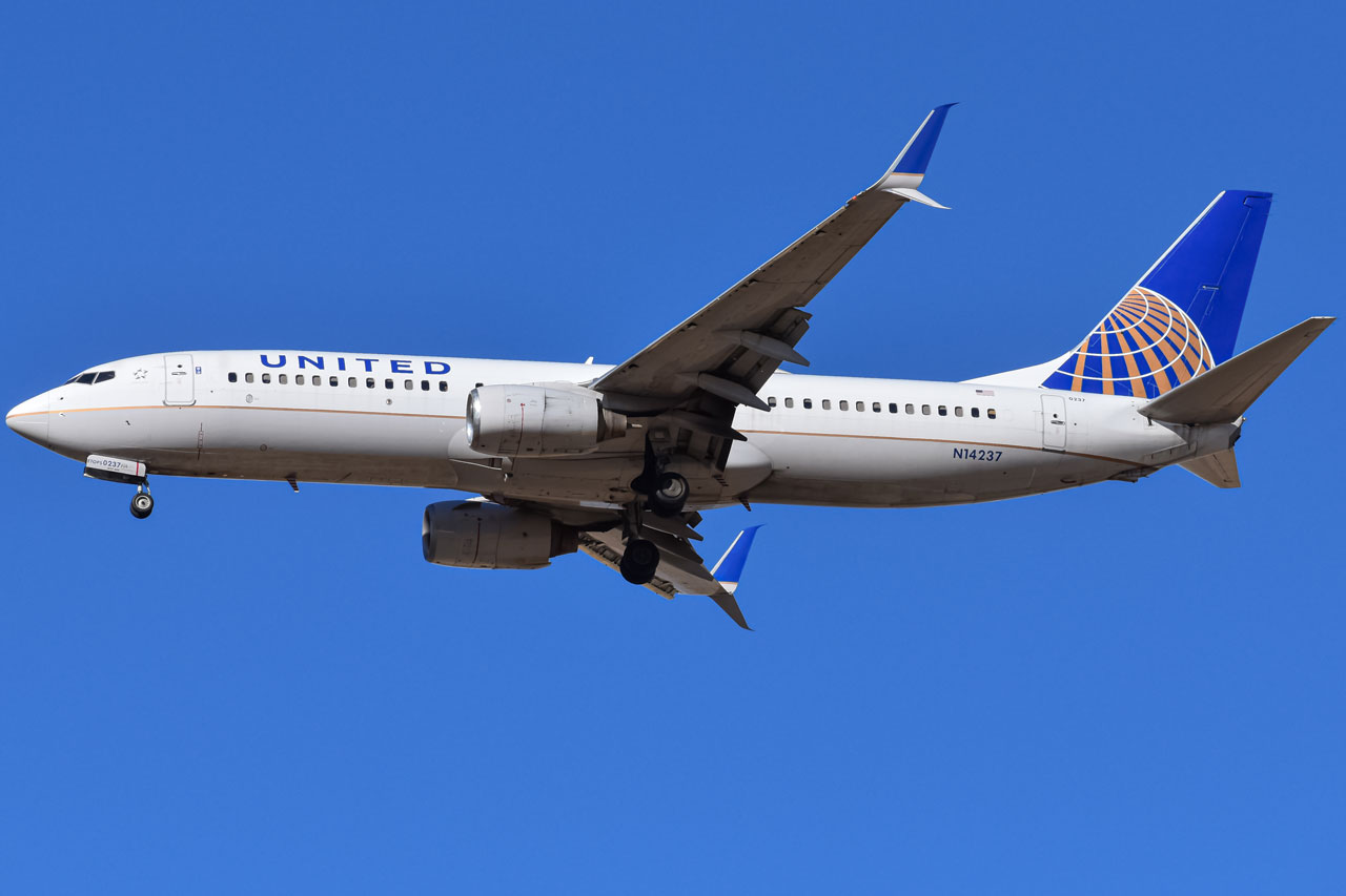 Full size: United Airlines Boeing 737-800 N14237 at Denver International Airport