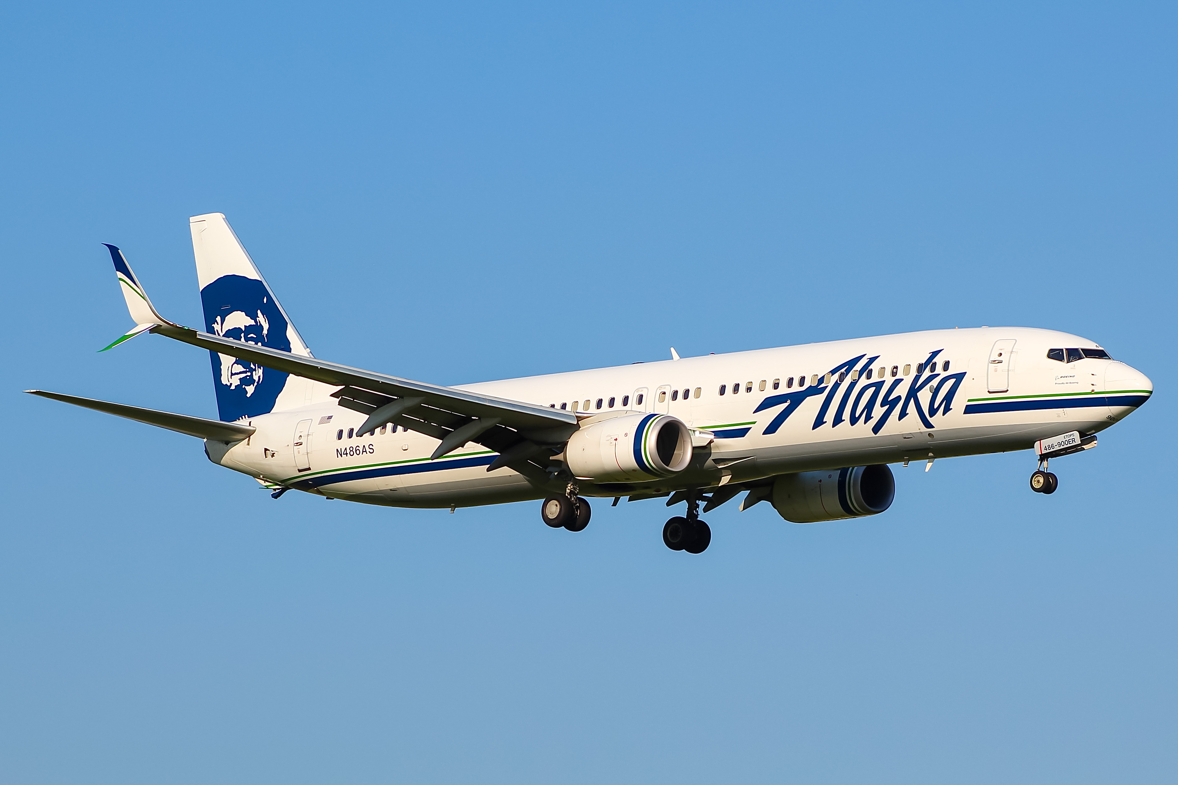 Full size: Alaska Airlines Boeing 737-900ER N486AS at General Mitchell International Airport