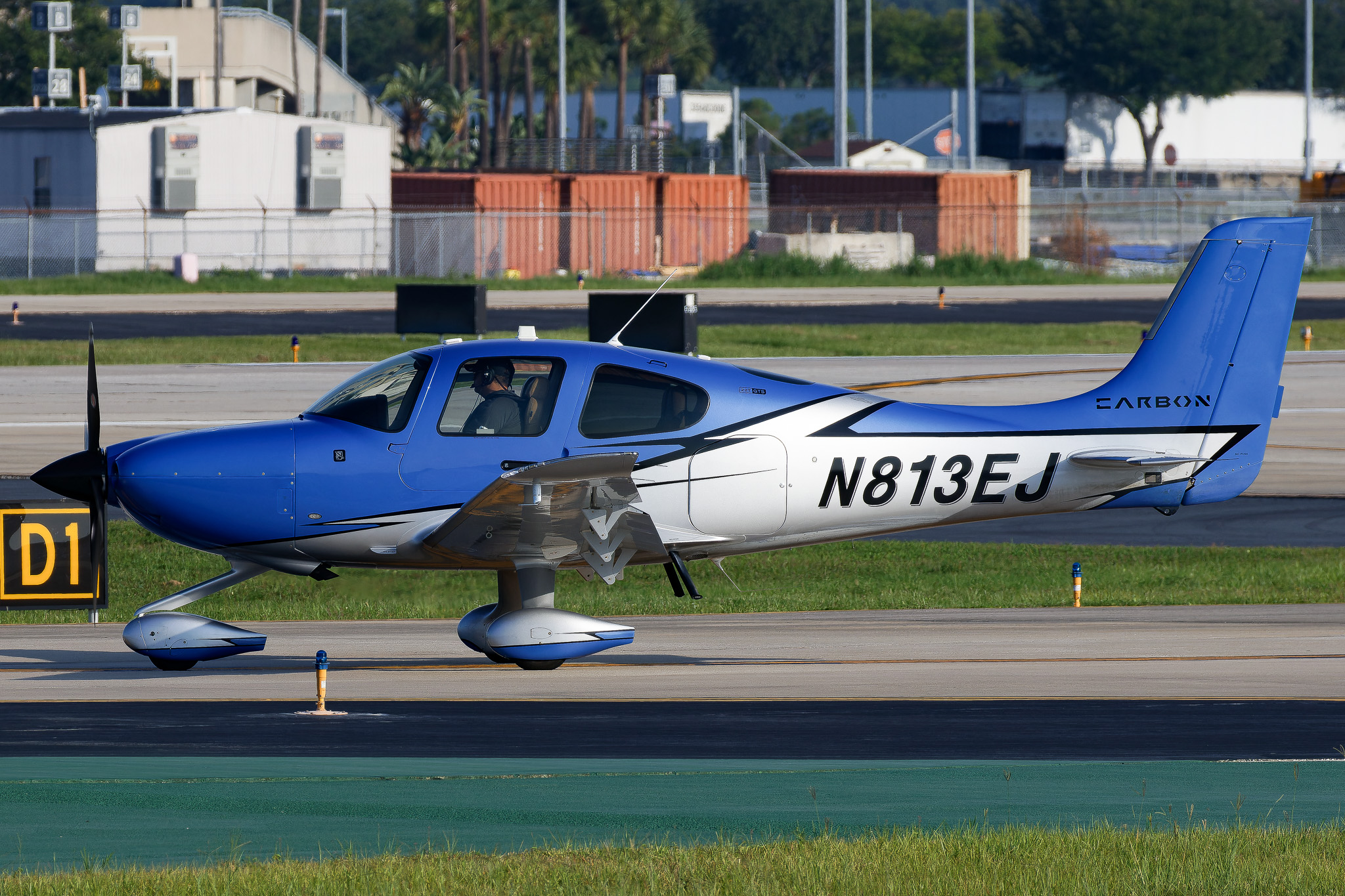 Full size: PRIVATE Cirrus SR-22 N813EJ at Tampa International Airport