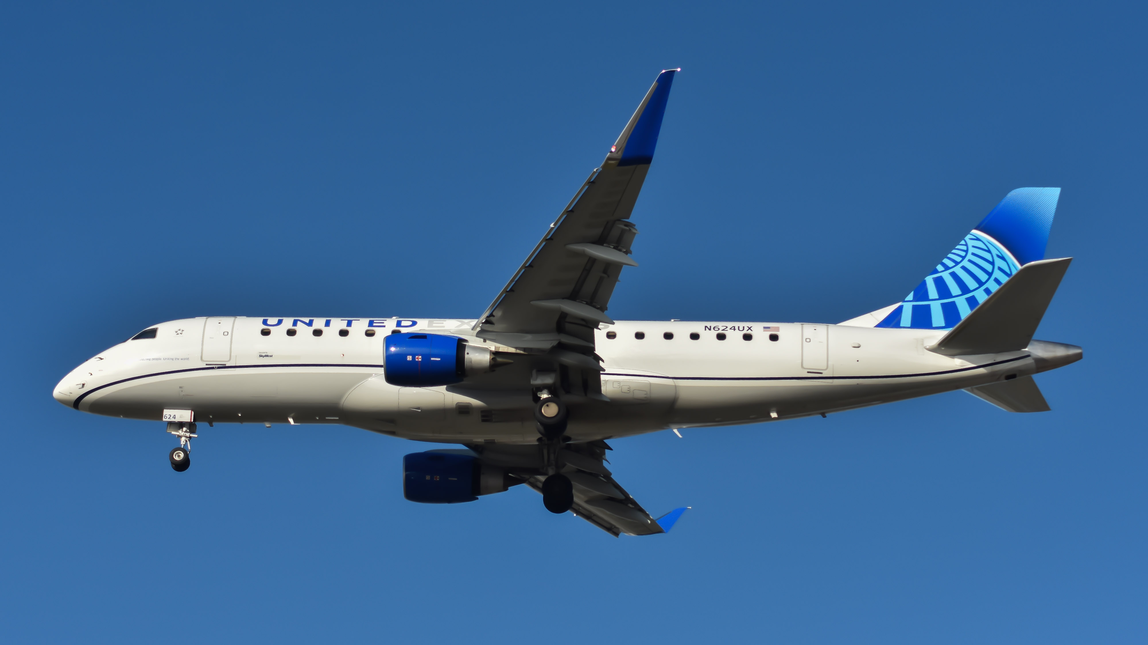 Full size: United Express Embraer E175 N624UX at Chicago O'Hare International Airport