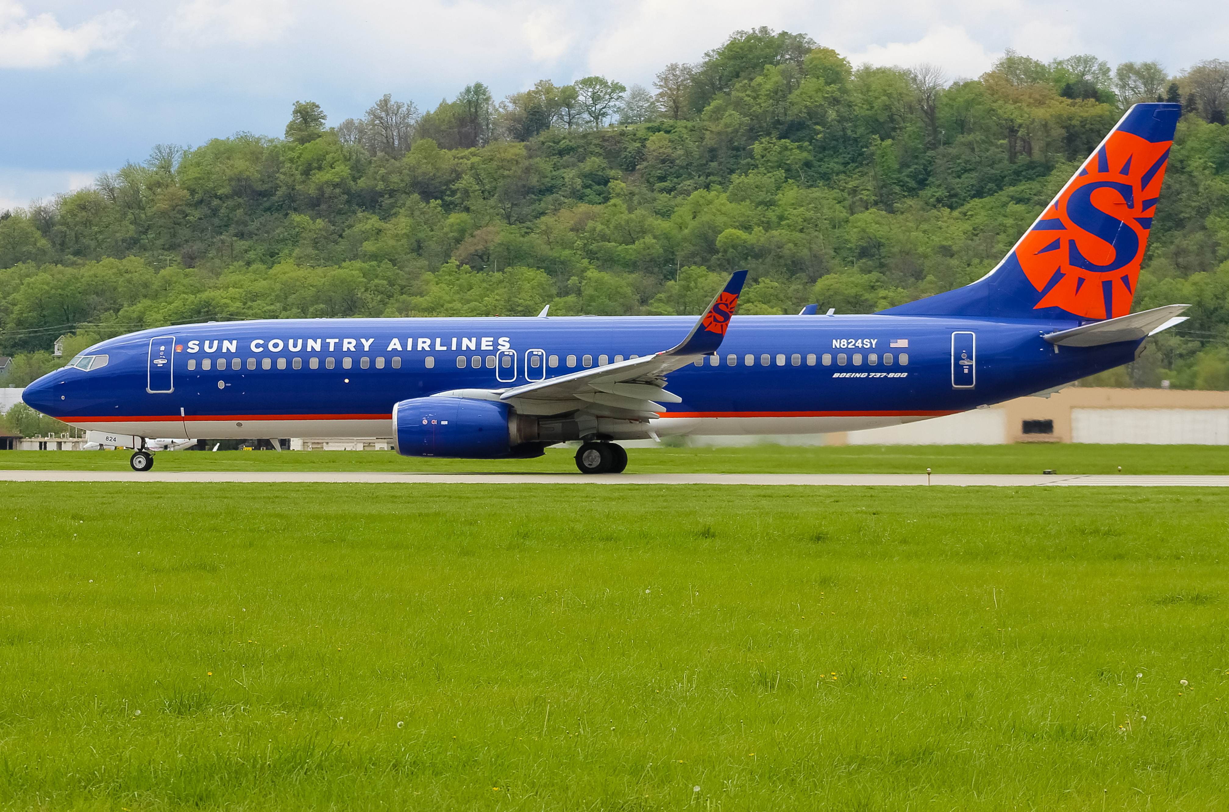 Full size: Sun Country Airlines Boeing 737-800 N824SY at Cincinnati Municipal Airport/Lunken Field