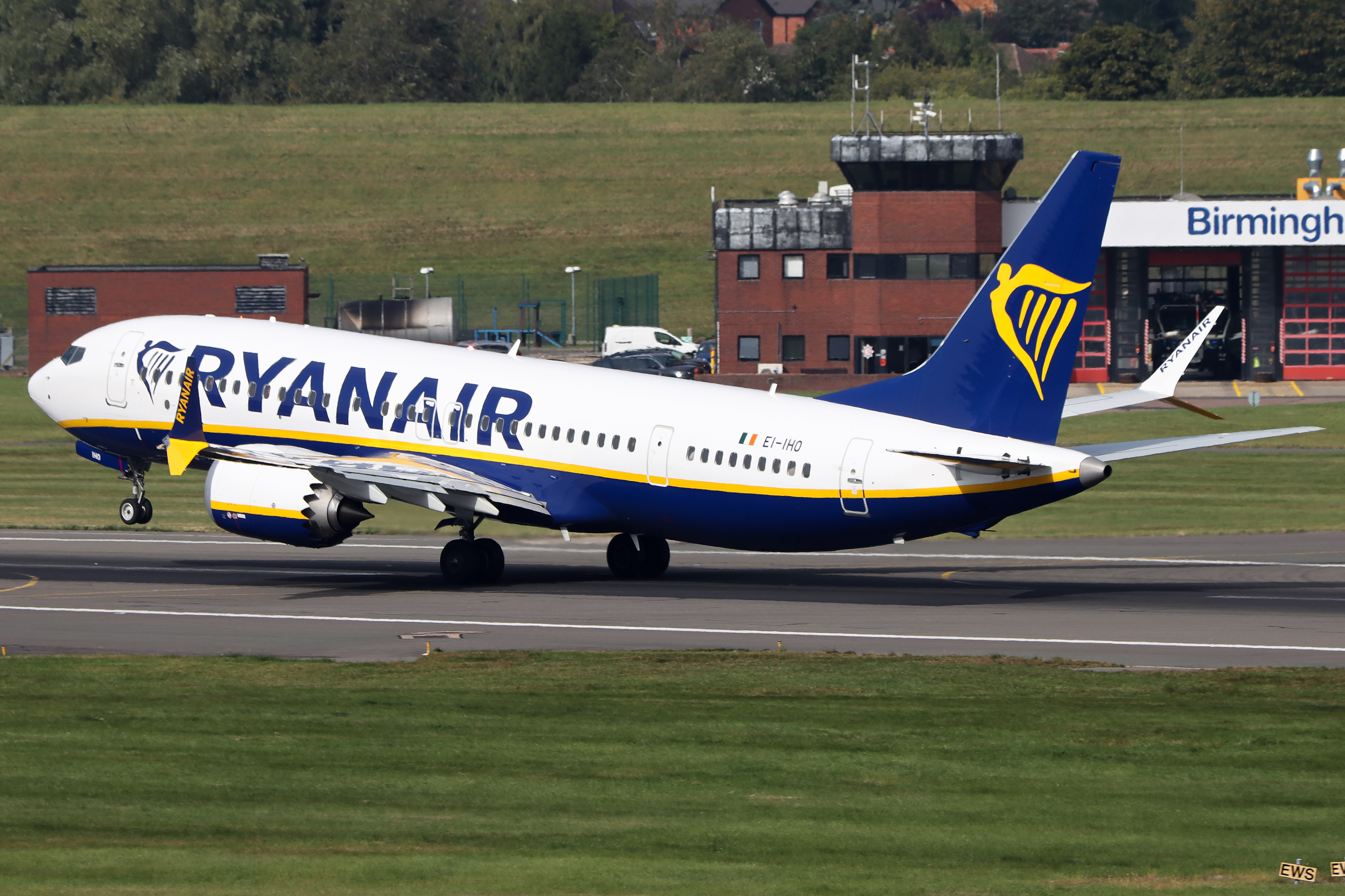 Full size: RyanAir Boeing 737 MAX 8 EI-IHO at Birmingham Airport
