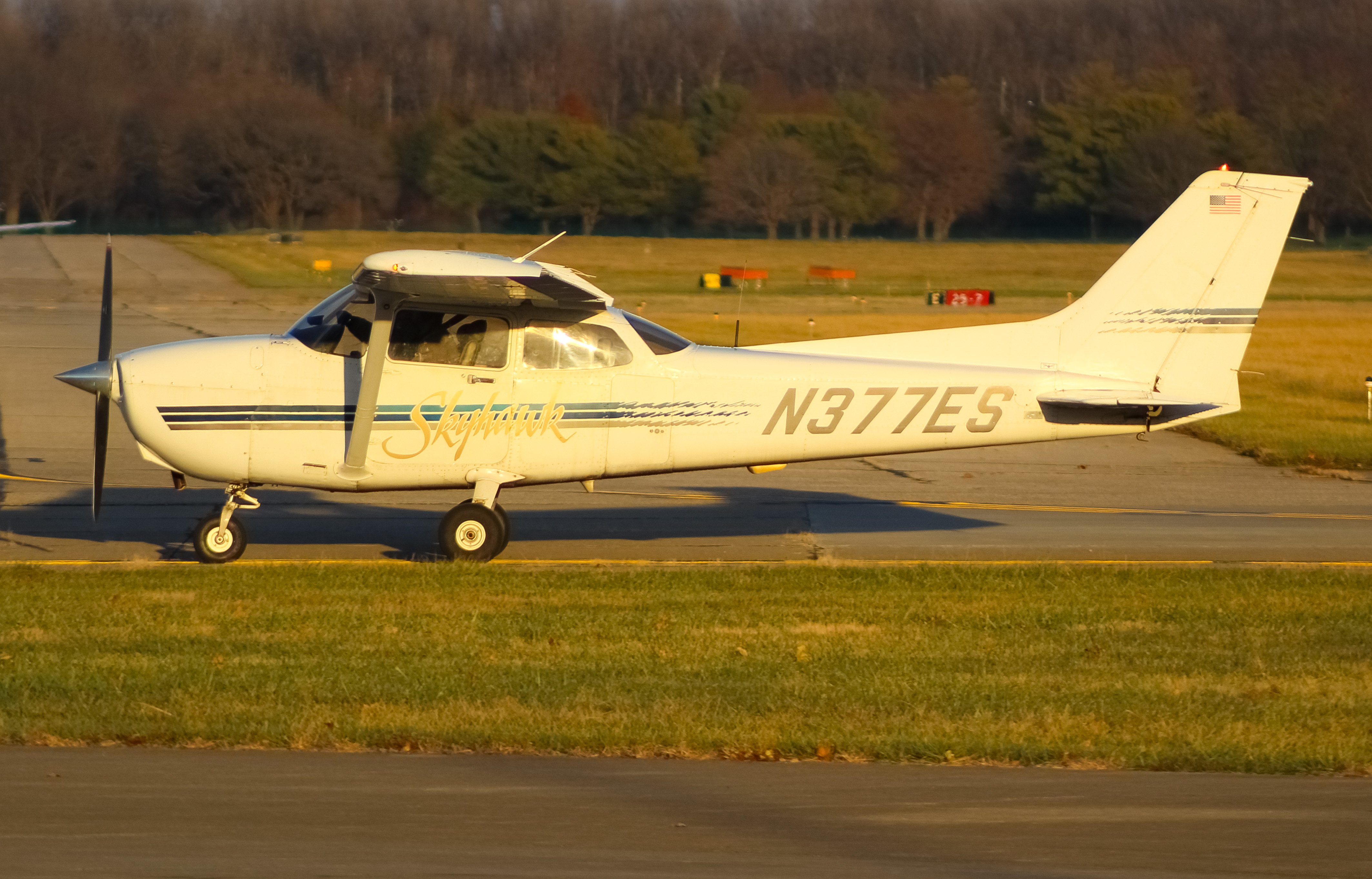 Full size: PRIVATE Cessna 172 N377ES at Cincinnati Municipal Airport/Lunken Field
