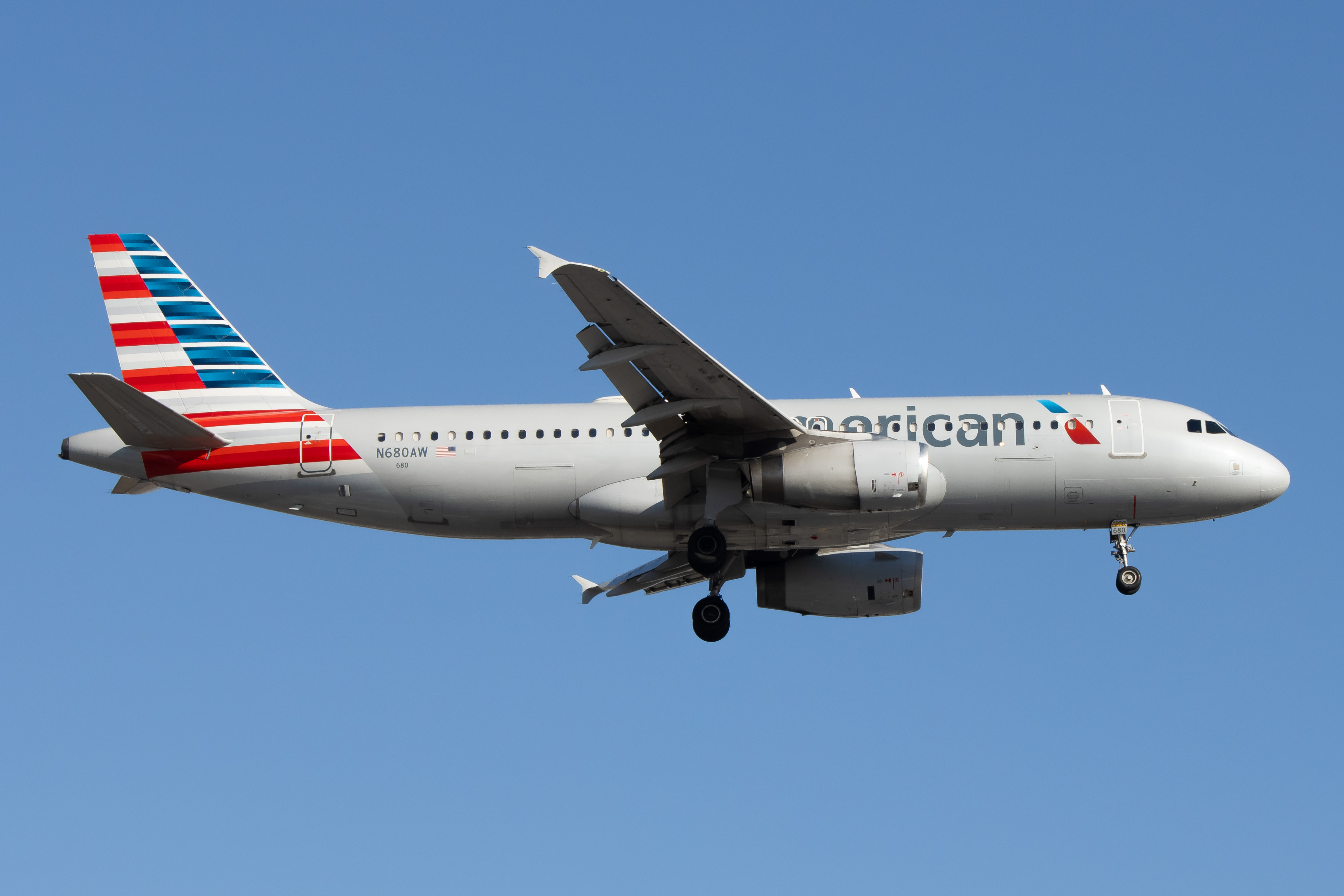 Full size: American Airlines Airbus A320 N680AW at Newark Liberty International Airport