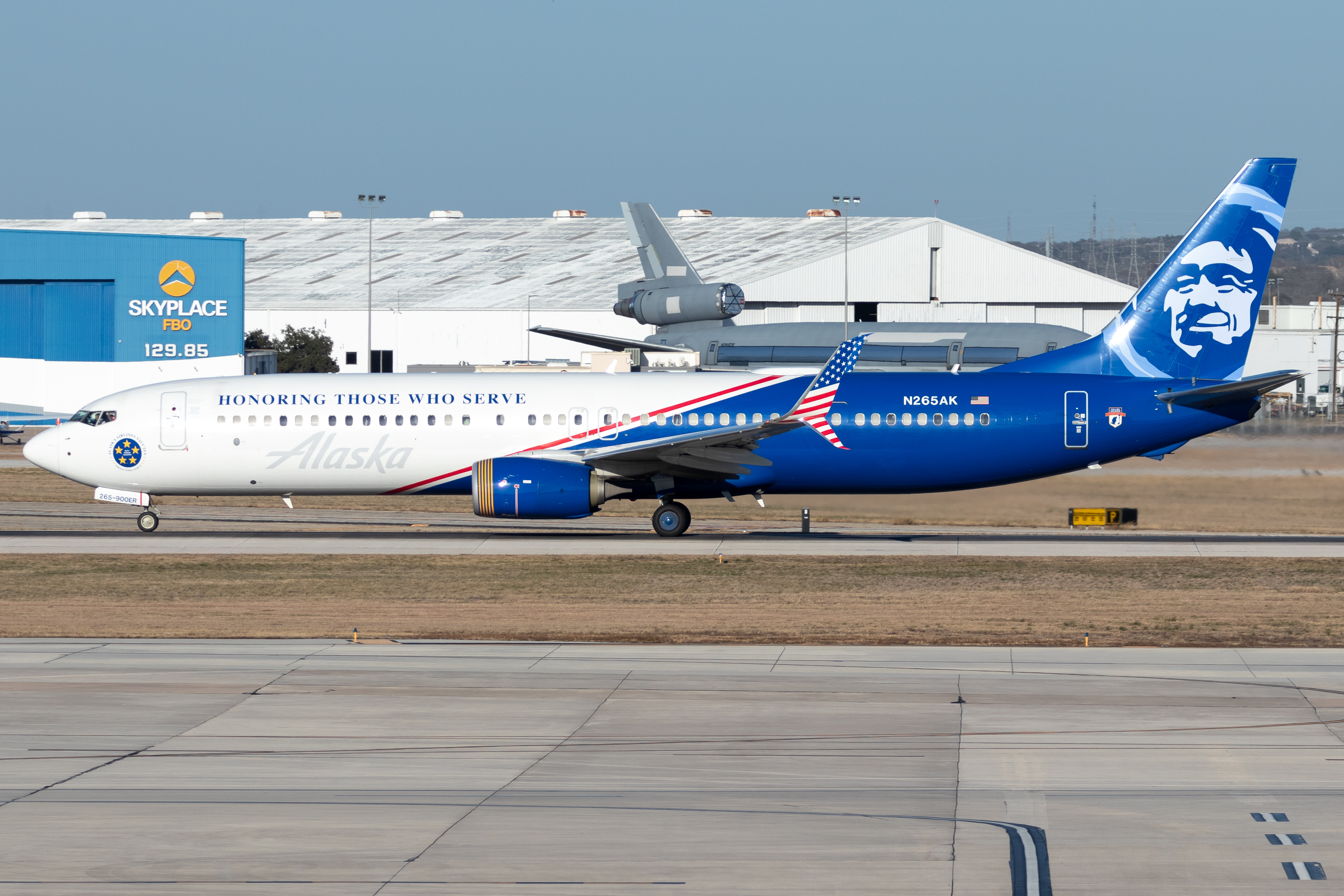 Full size: Alaska Airlines Boeing 737-900ER N265AK at San Antonio International Airport