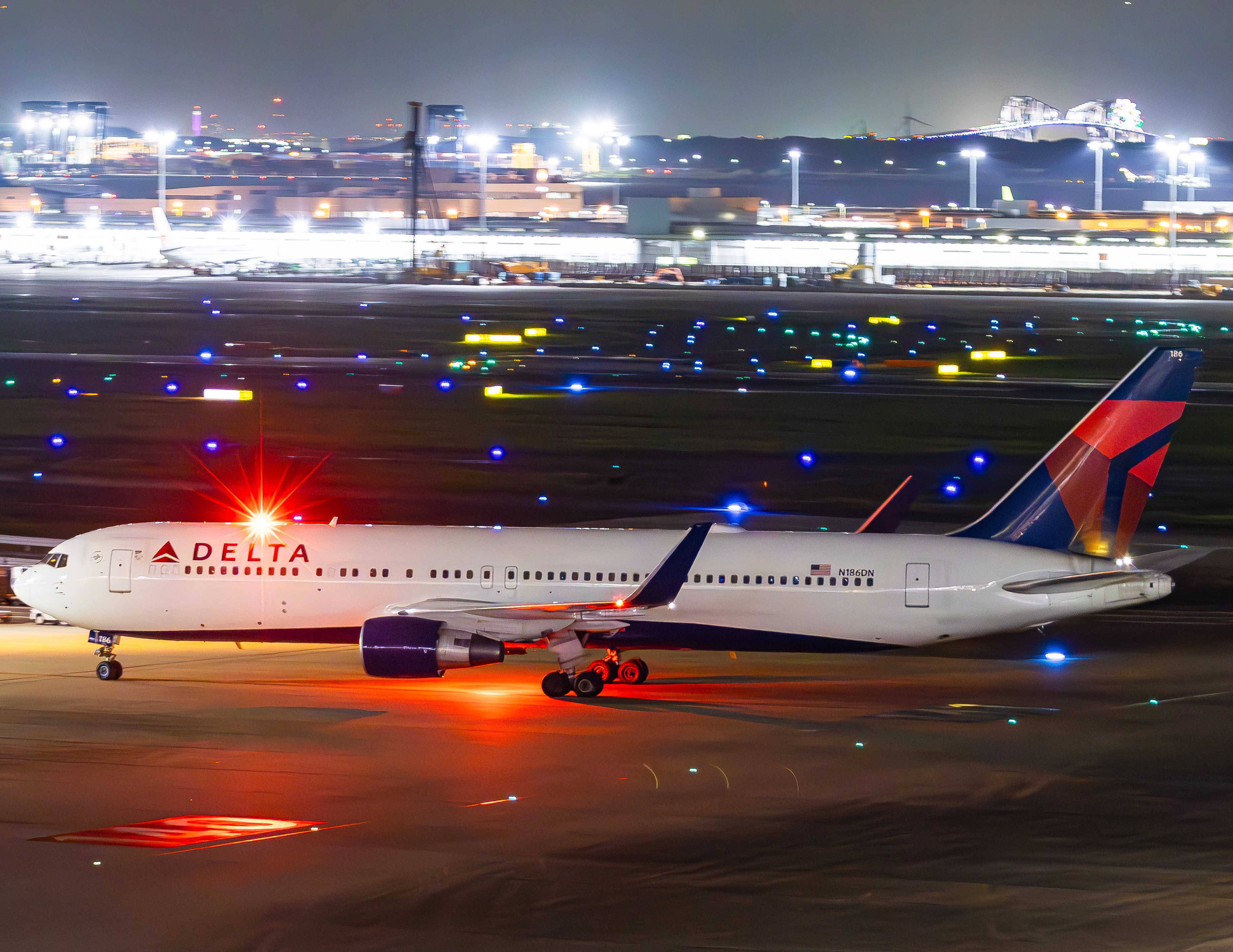 Full size: Delta Airlines Boeing 767-300ER N186DN at Tokyo-Haneda Airport
