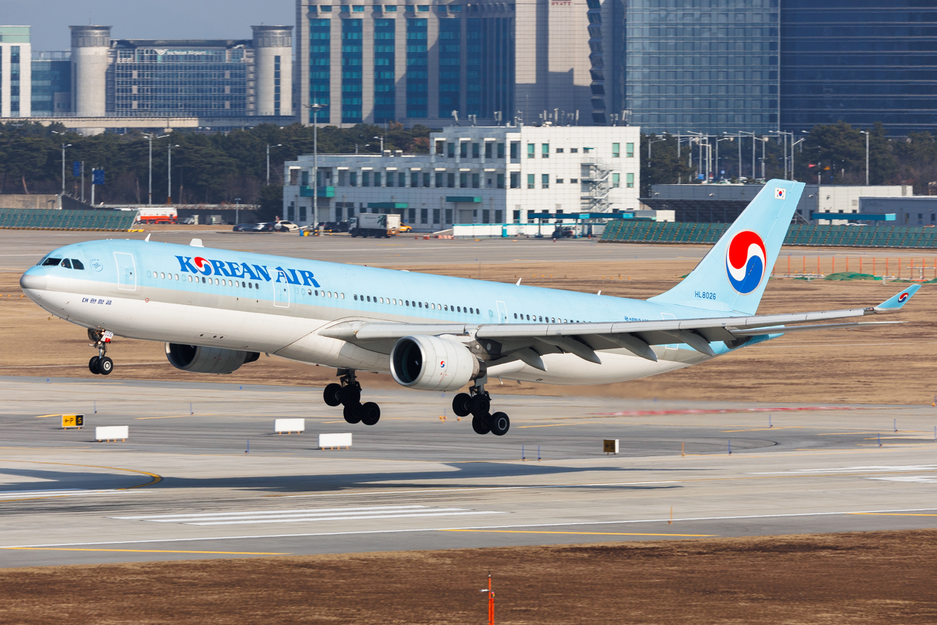 Full size: Korean Air Airbus A330-300 HL8026 at Seoul-Incheon International Airport