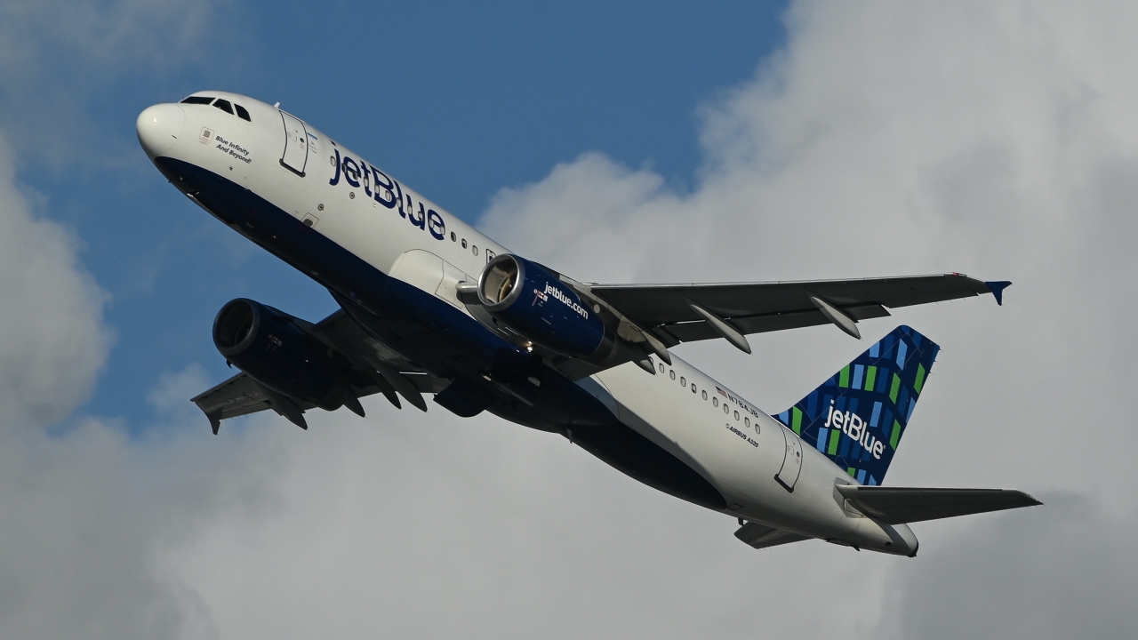 Full size: JetBlue Airways Airbus A320 N784JB at Los Angeles International Airport