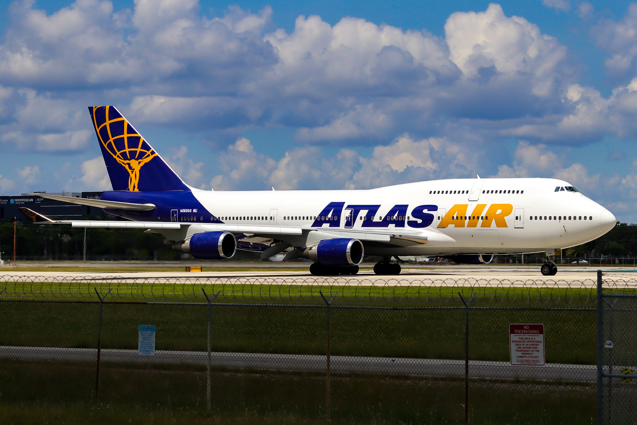 Full size: Atlas Air Boeing 747-400 N236SG  at Miami International Airport