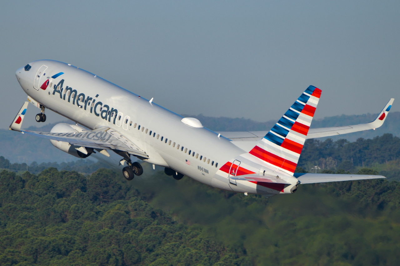 Full size: American Airlines Boeing 737-800 N961NN at Raleigh-Durham International Airport