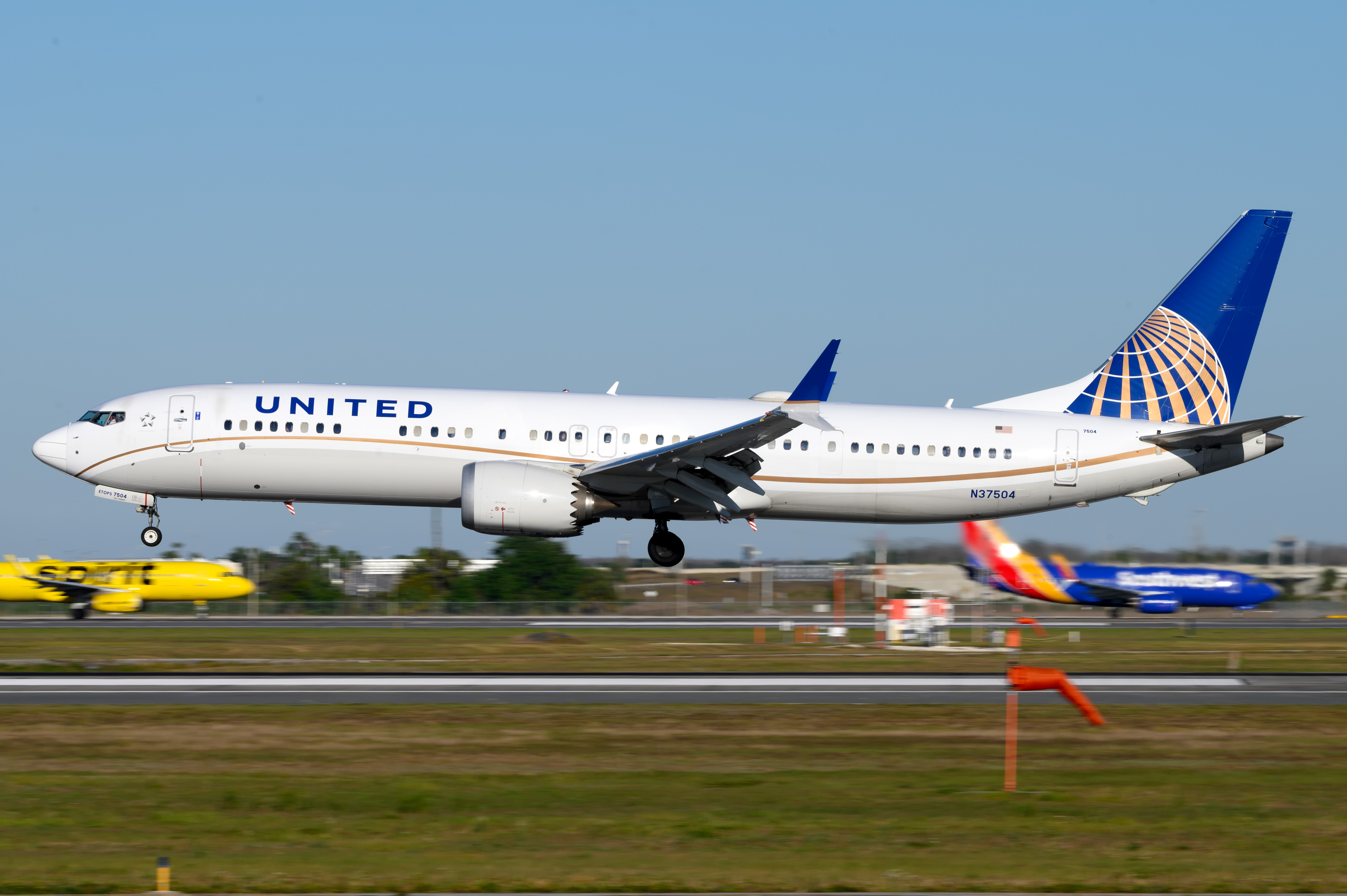 Full size: United Airlines Boeing 737 MAX 9 N37504 at Orlando International Airport