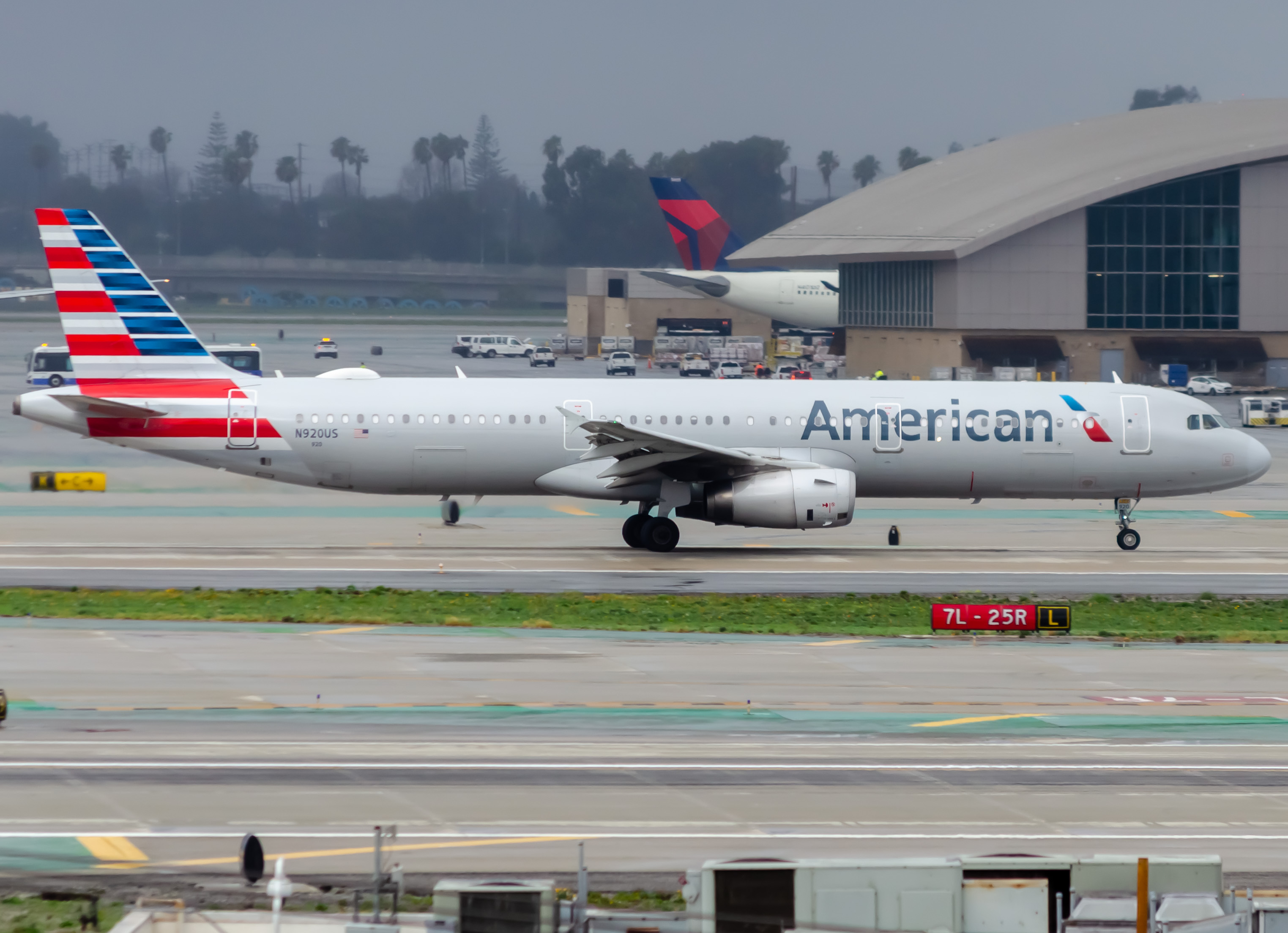 Full size: American Airlines Airbus A321-200 N920US at Los Angeles International Airport
