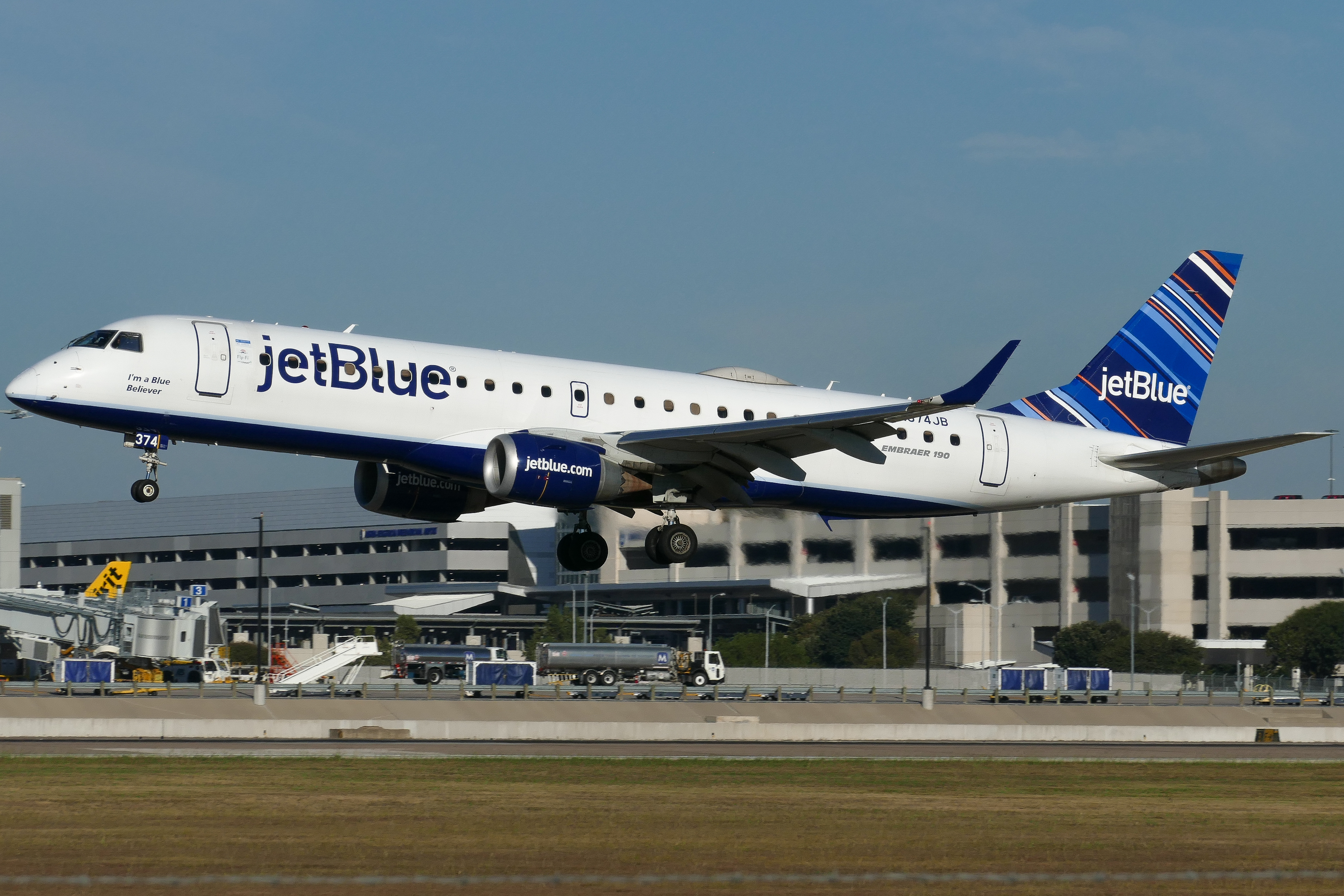 Full size: JetBlue Airways Embraer E190 N374JB at Austin-Bergstrom International Airport