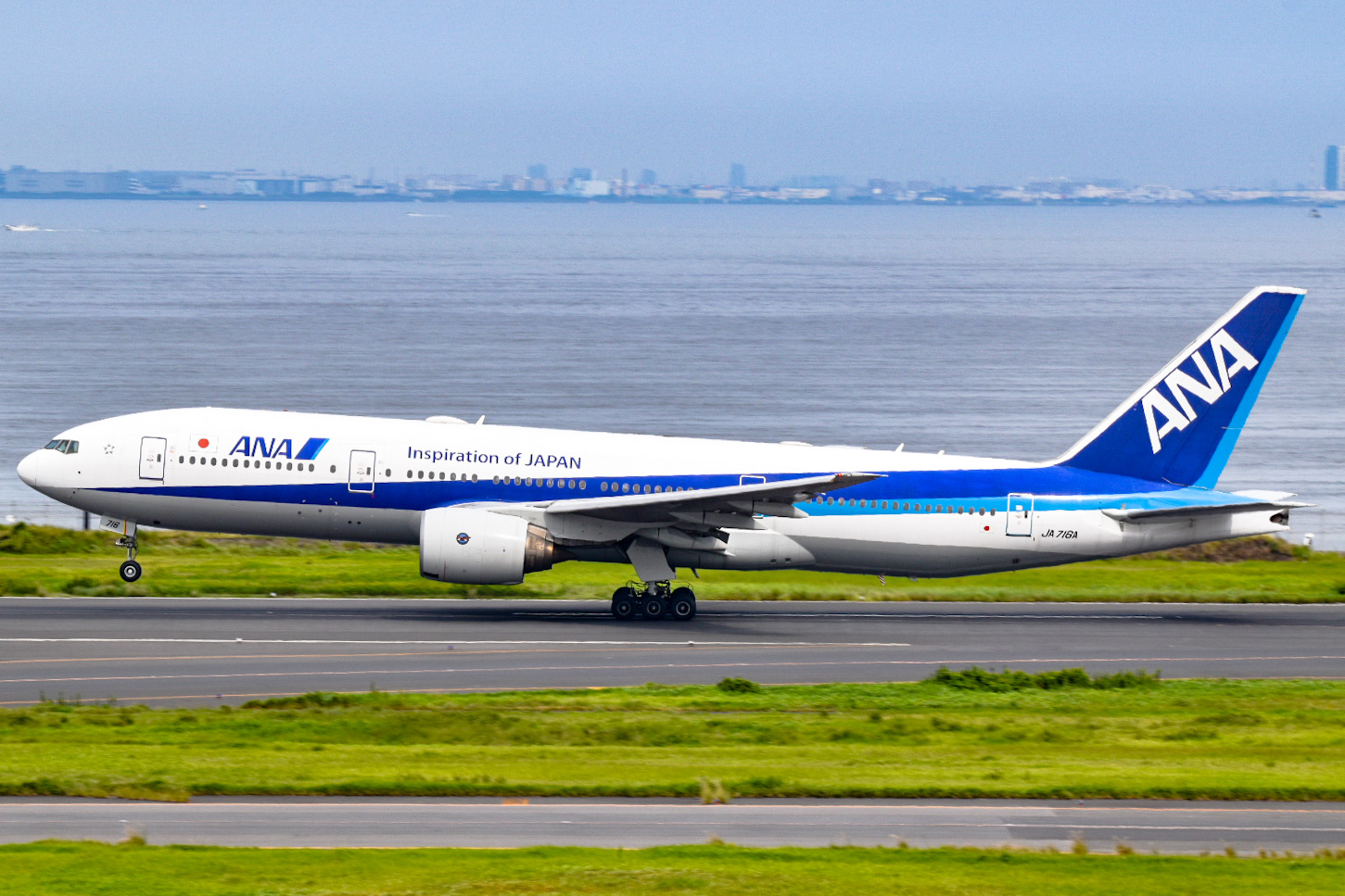 Full size: All Nippon Airways Boeing 777-200ER JA716A at Tokyo-Haneda Airport