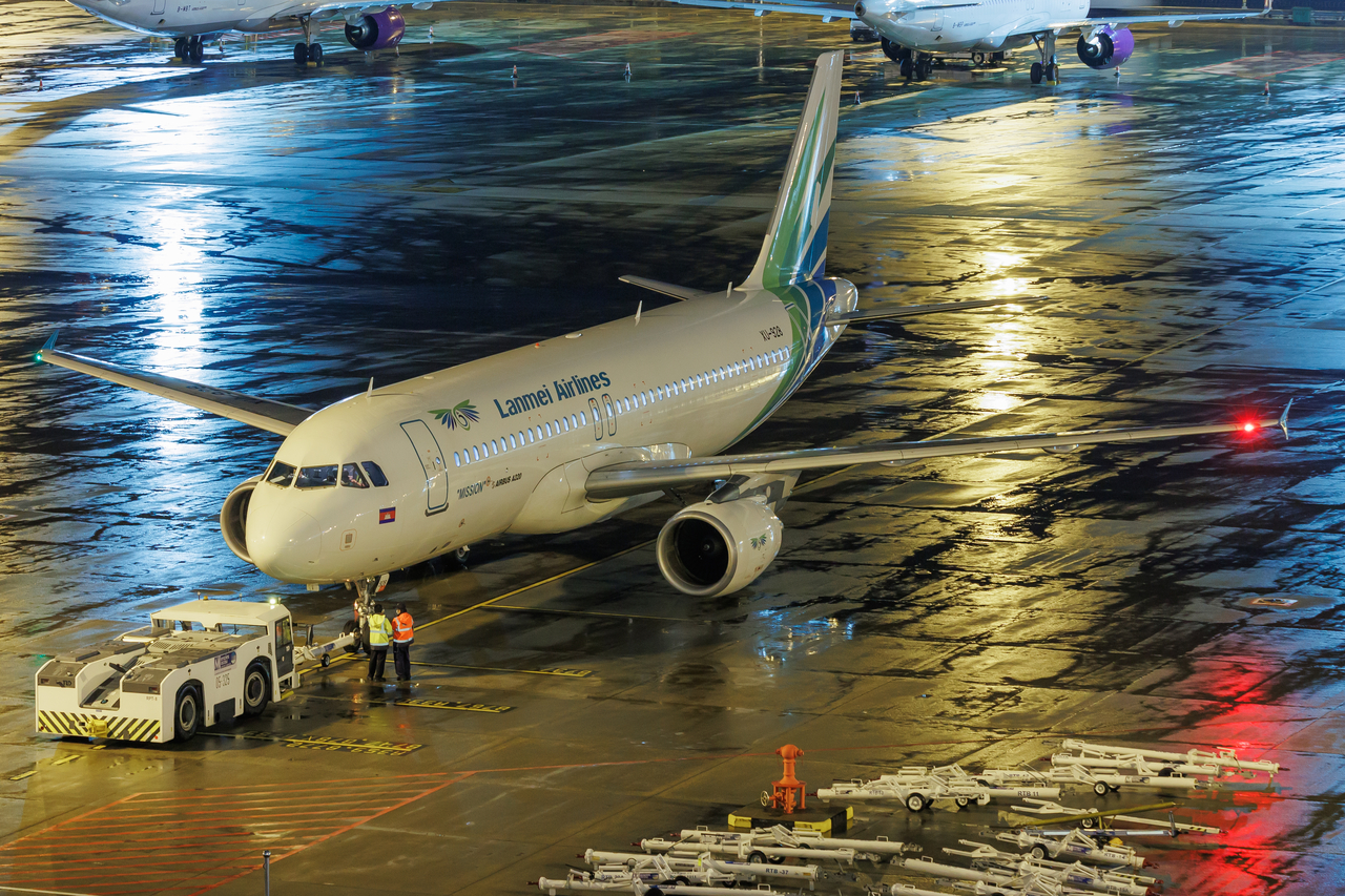Full size: Lanmei Airlines Airbus A320 XU-928 at Macau International Airport