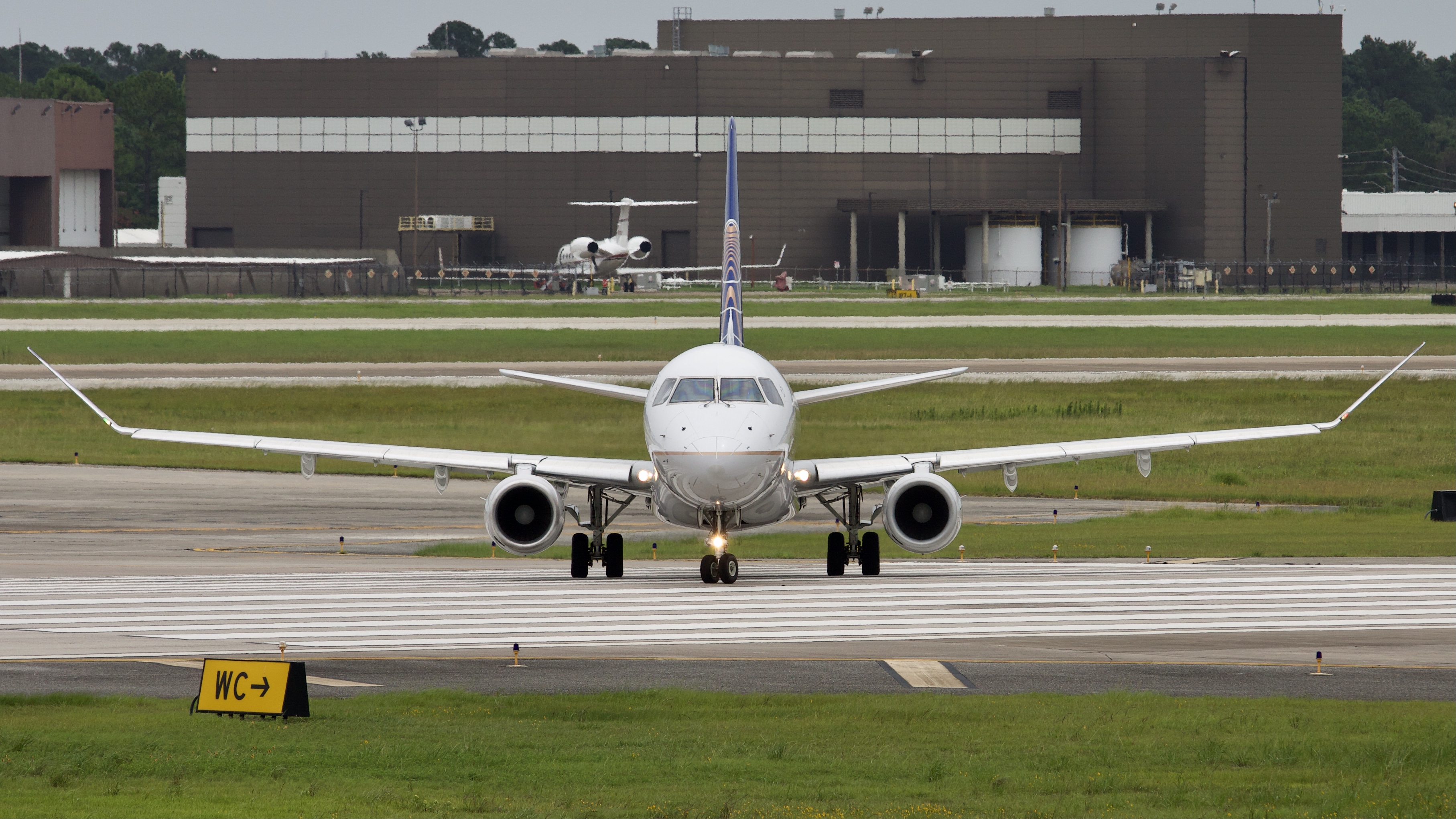 Full size: United Express Embraer E175 N89315 at Houston-George Bush Intercontinental Airport