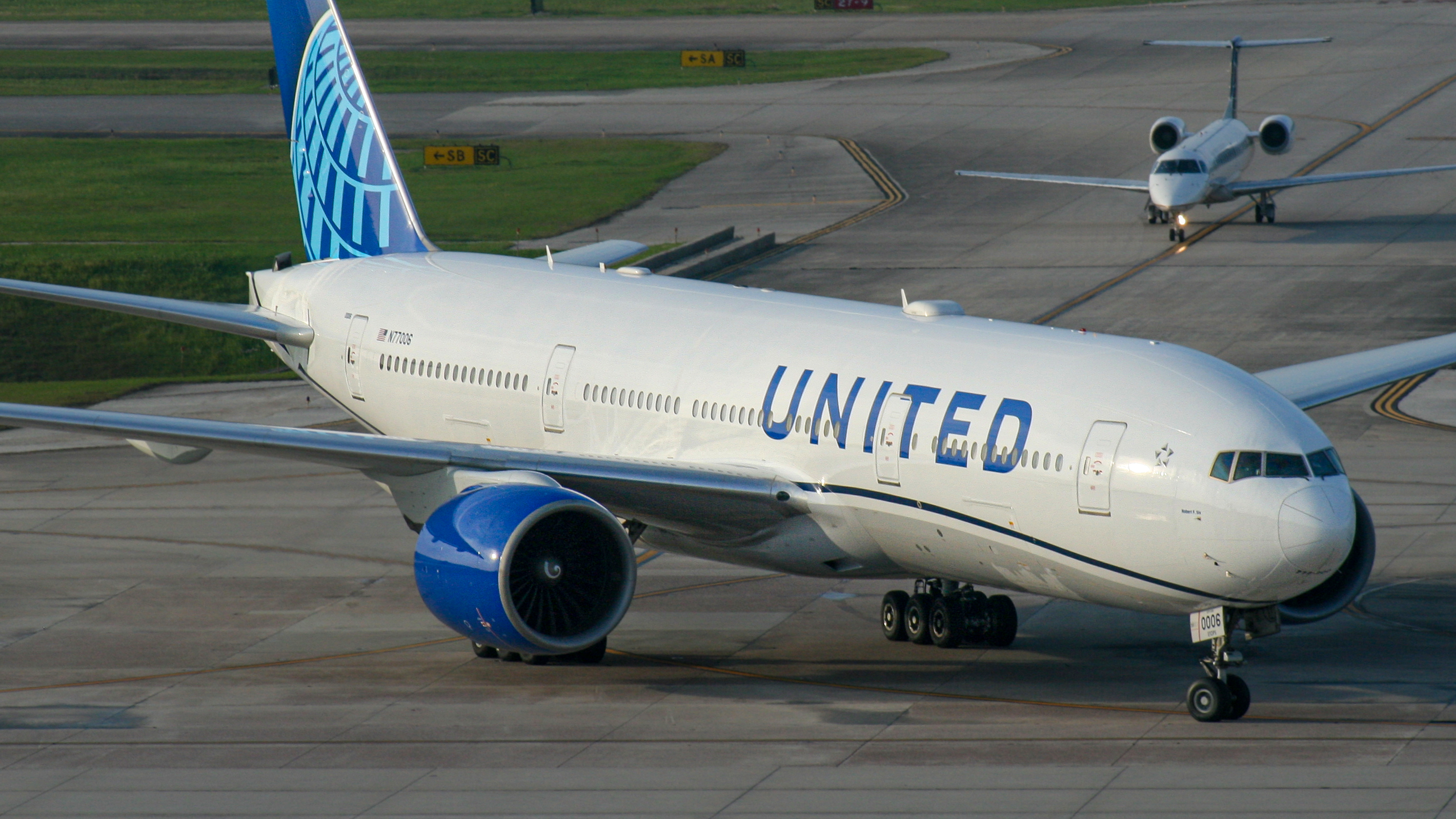 Full size: United Airlines Boeing 777-200ER N77006 at Houston-George Bush Intercontinental Airport