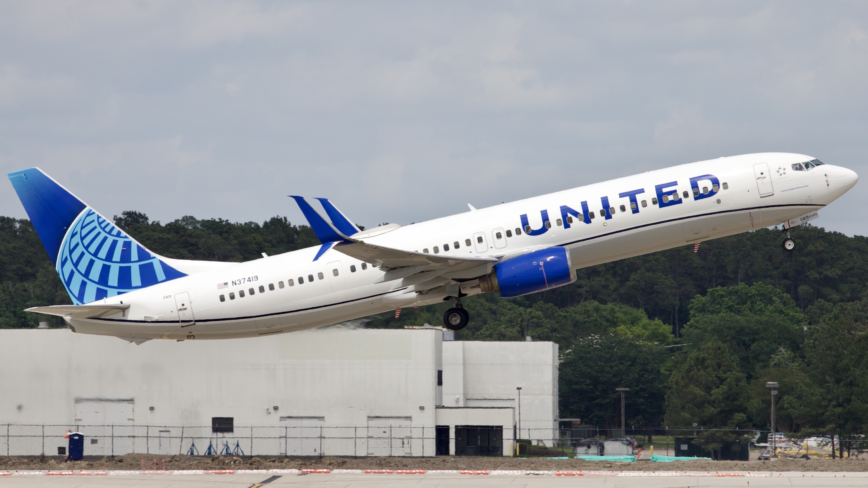 Full size: United Airlines Boeing 737-900ER N37419 at Houston-George Bush Intercontinental Airport