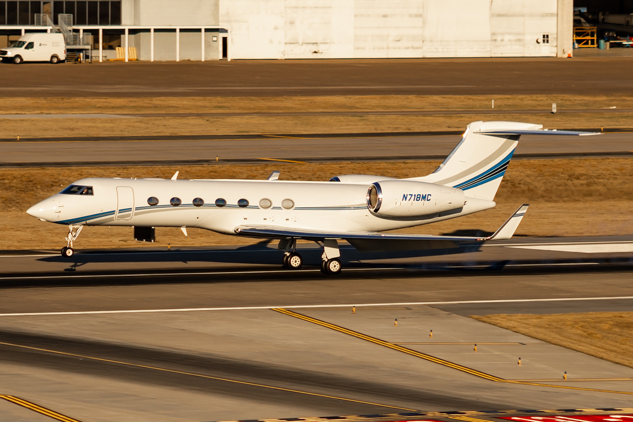 Full size: PRIVATE Gulfstream G550 N718MC at Dallas Love Field Airport
