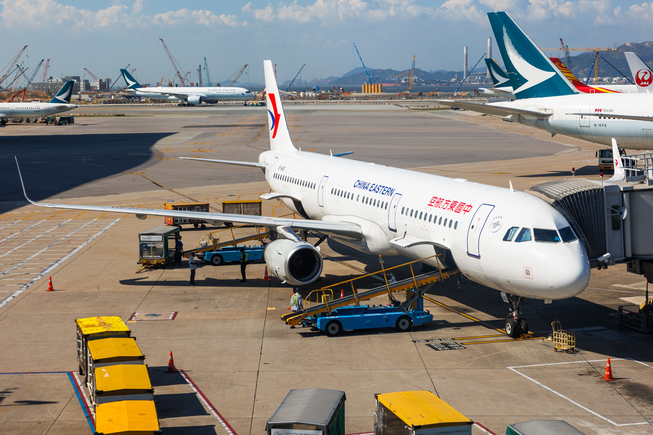 Full size: China Eastern Airlines Airbus A321-200 B-1640 at Hong Kong International Airport