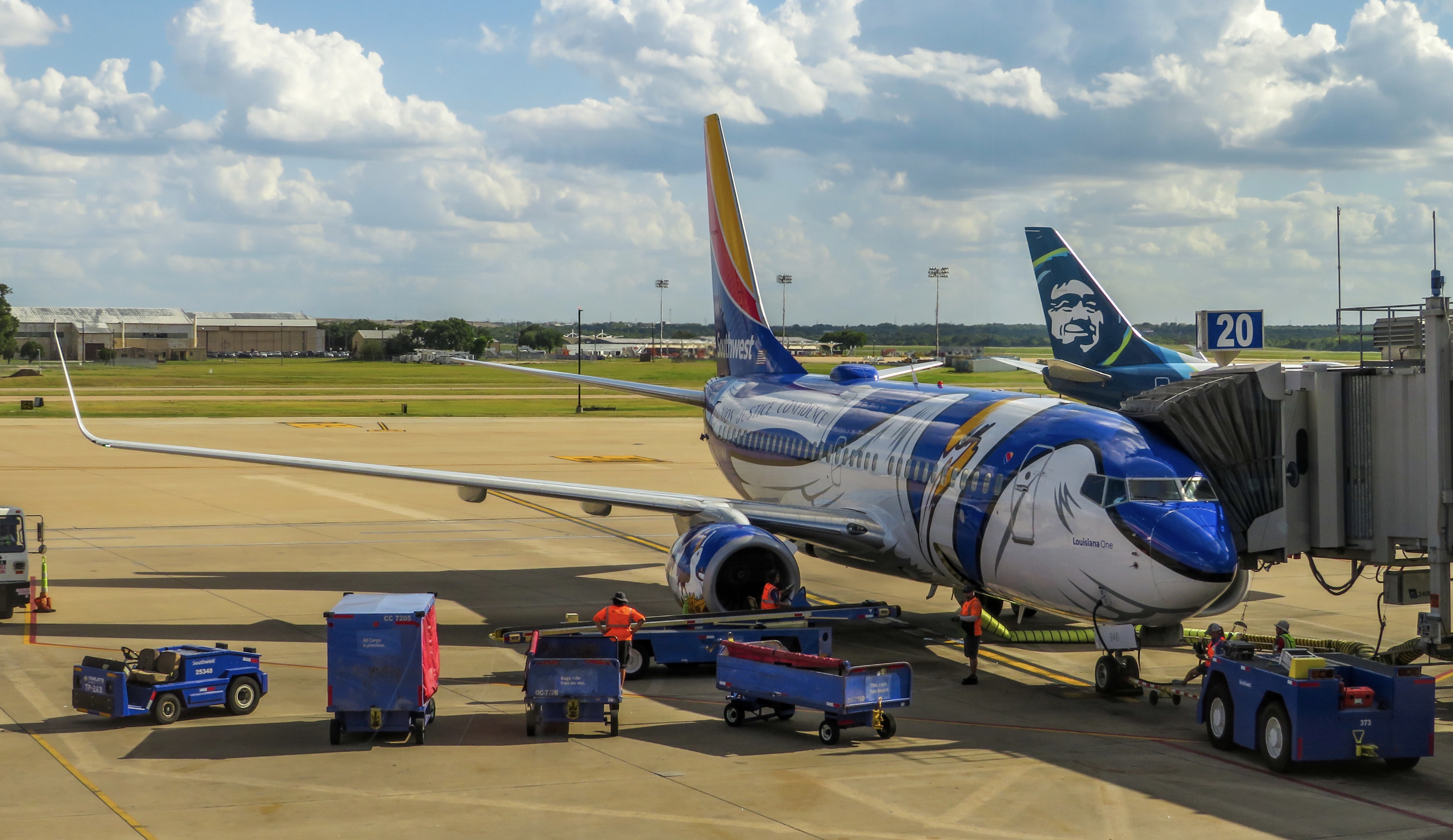 Full size: Southwest Airlines Boeing 737-700 N946WN at Austin-Bergstrom International Airport