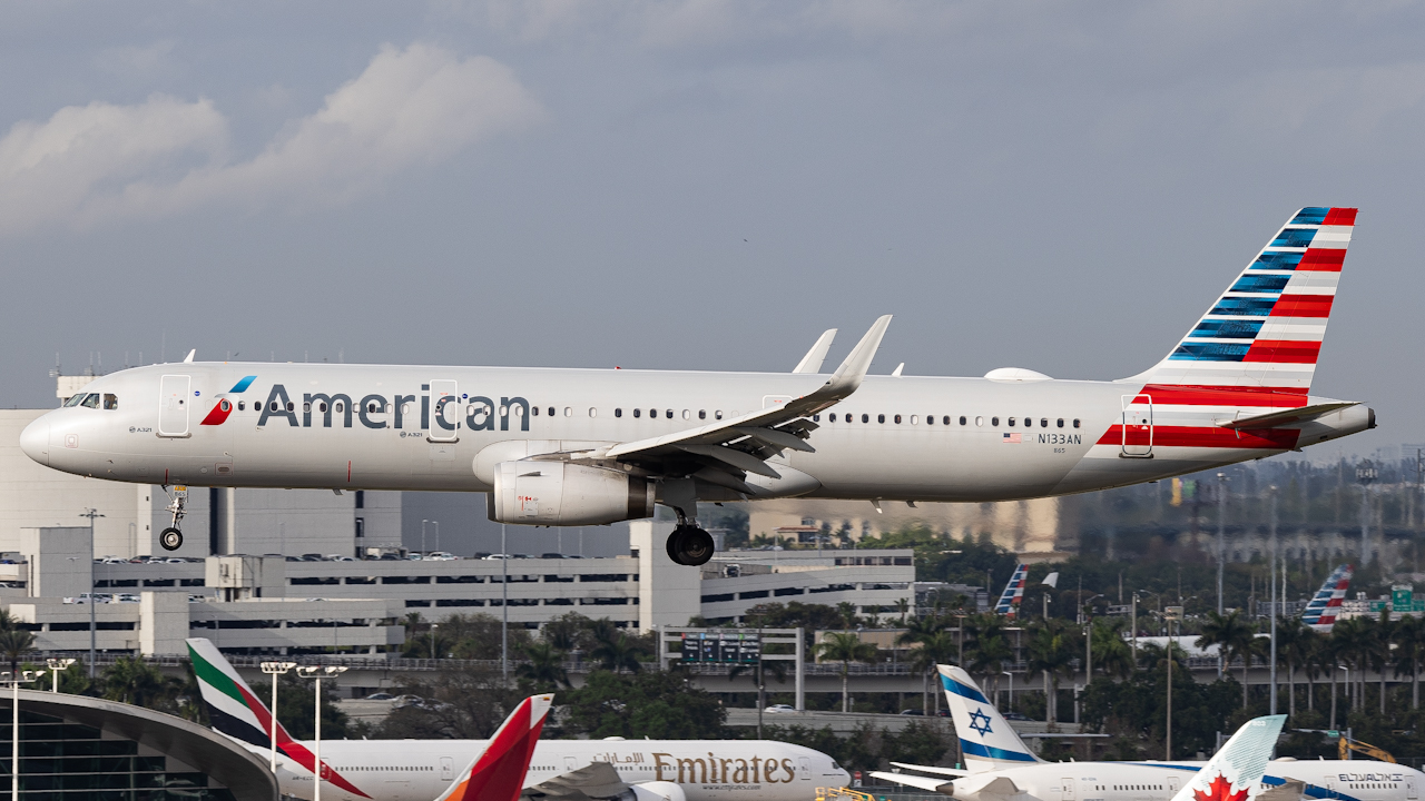 Full size: American Airlines Airbus A321-200 N133AN at Miami International Airport