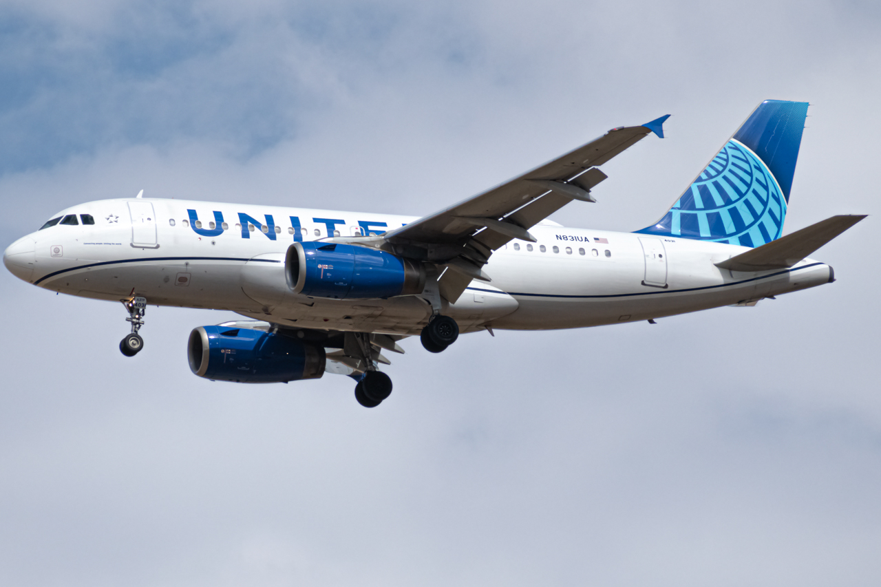 Full size: United Airlines Airbus A319 N831UA at Denver International Airport
