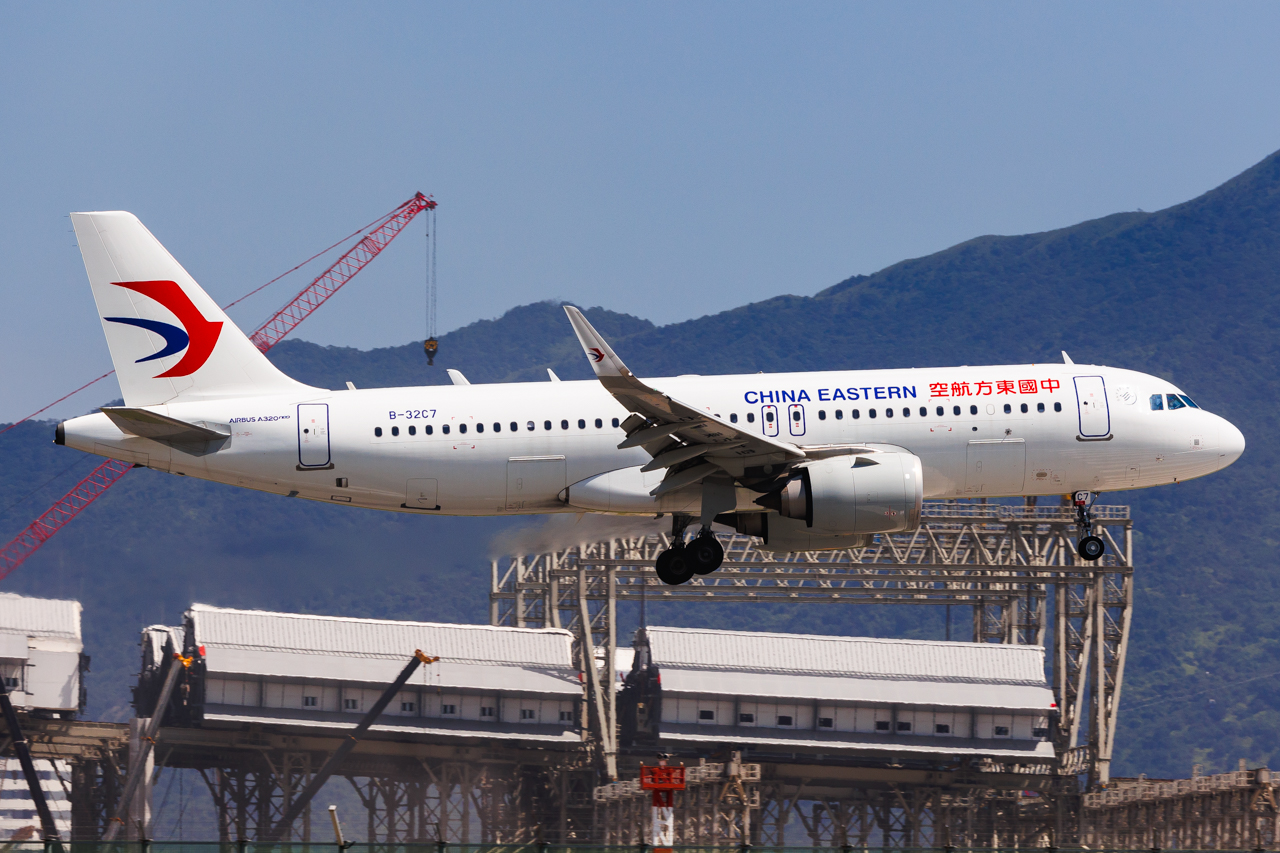 Full size: China Eastern Airlines Airbus A320NEO B-32C7 at Hong Kong International Airport
