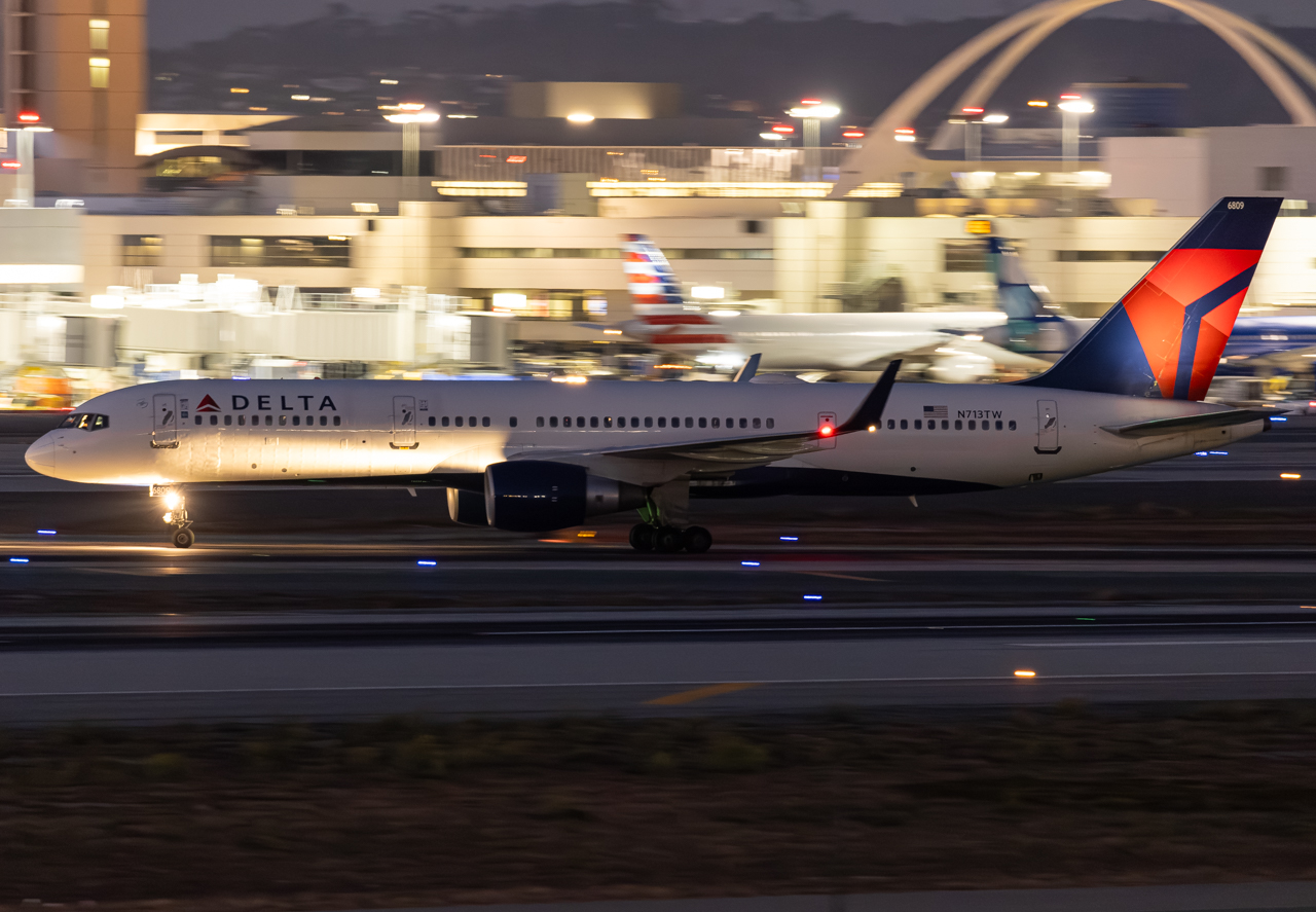 Full size: Delta Airlines Boeing 757-200 N713TW at Los Angeles International Airport