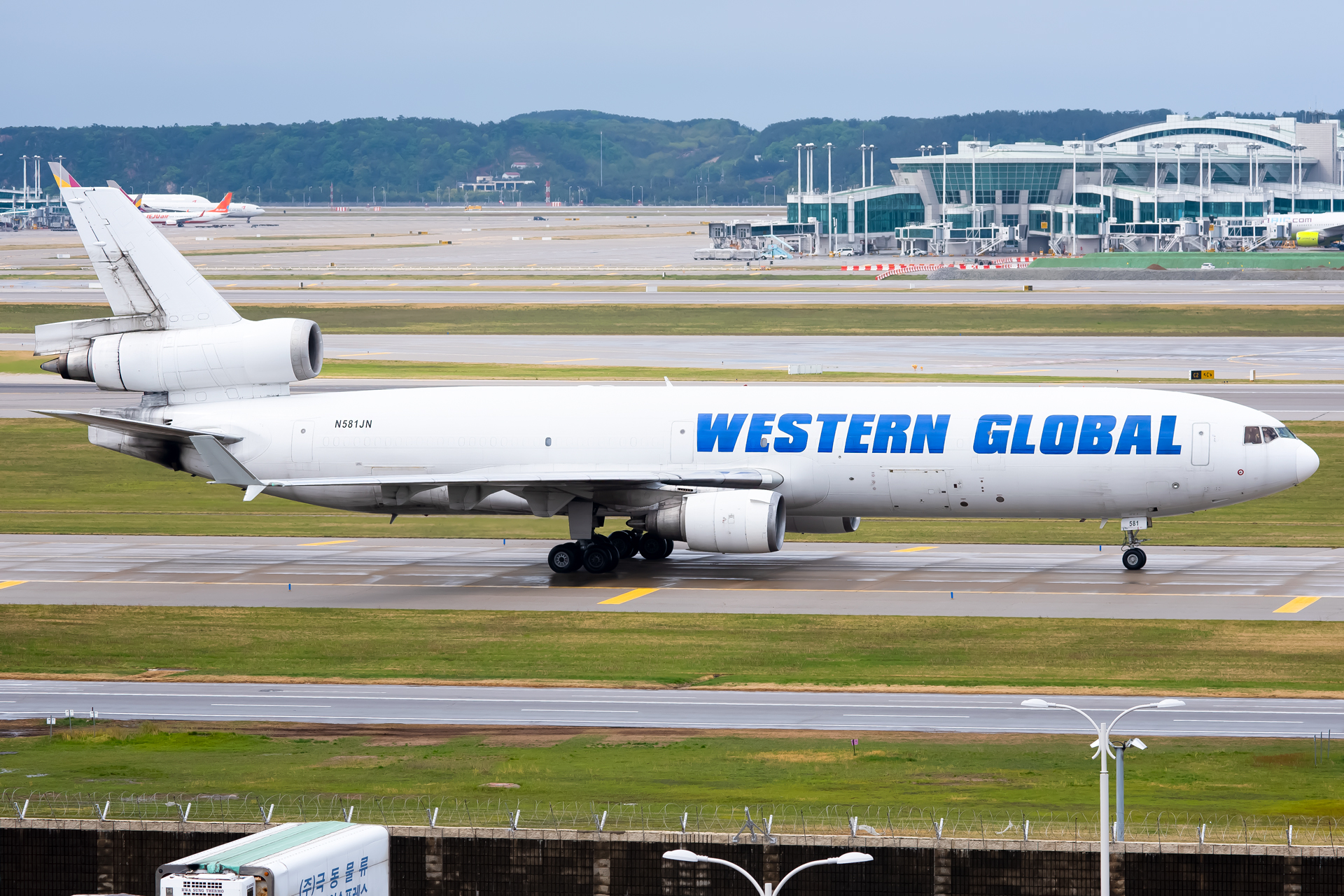 Full size: Western Global Airlines McDonnell Douglas MD-11F N581JN at Seoul-Incheon International Airport