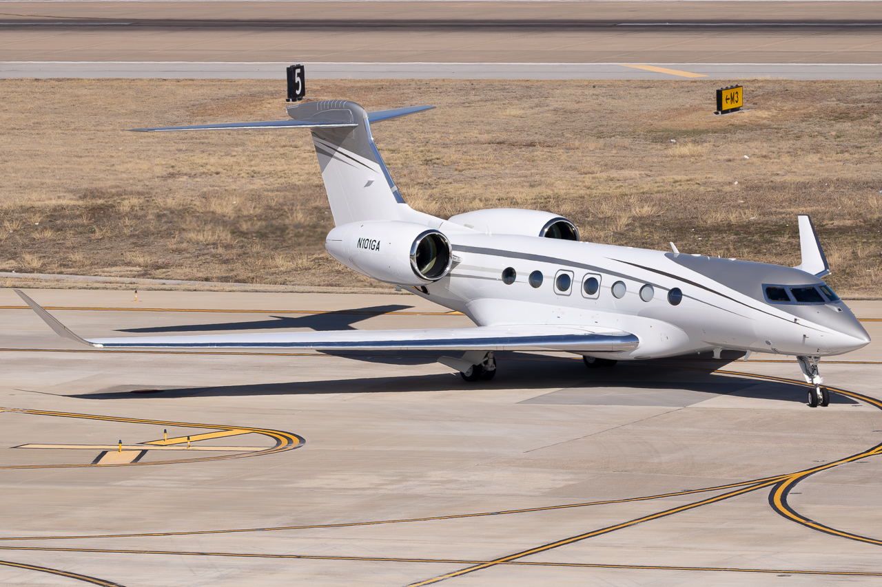 Full size: Gulfstream Aerospace Gulfstream G600 N101GA at Dallas Love Field Airport