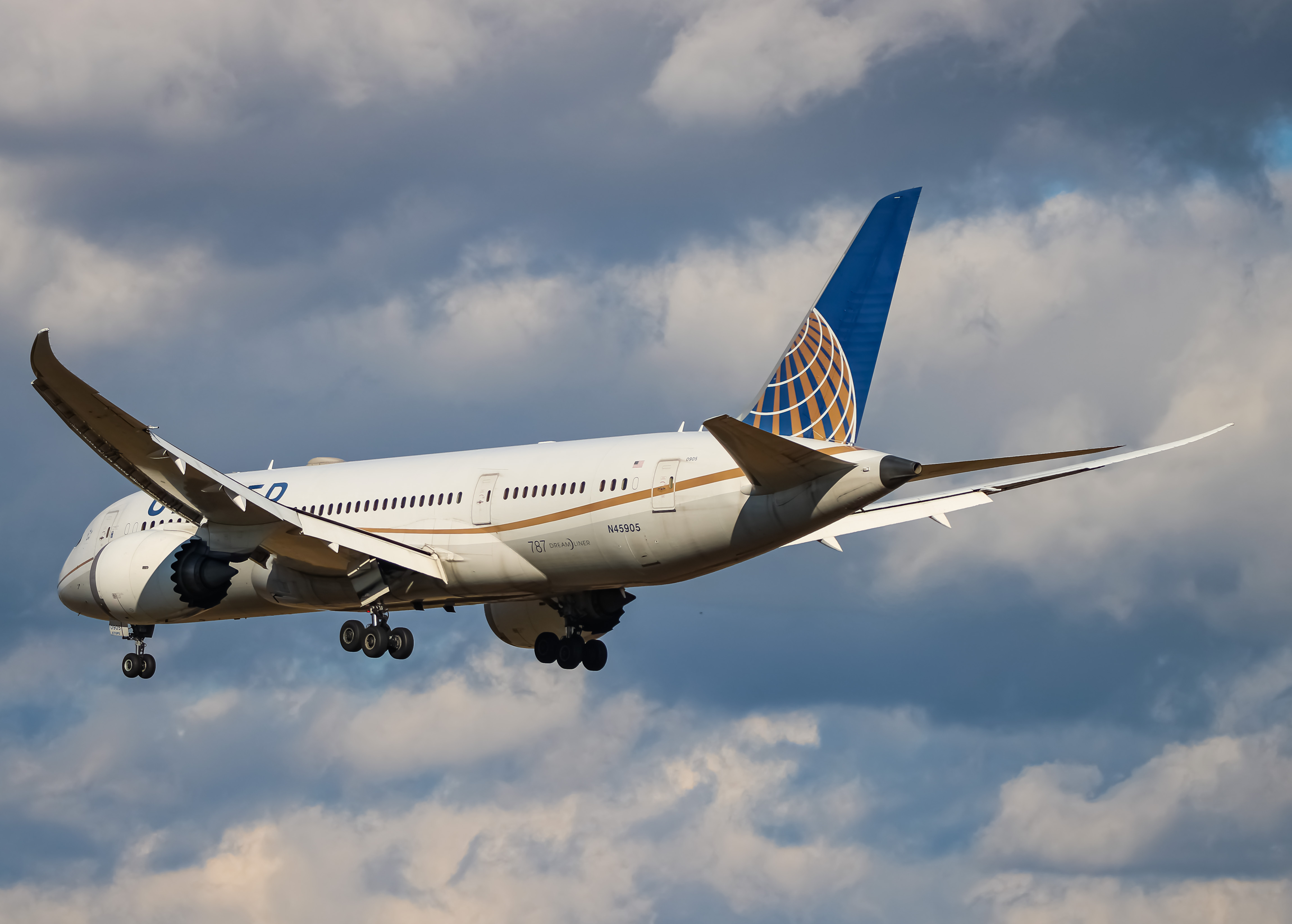 Full size: United Airlines Boeing 787-8 N45905 at Washington Dulles International Airport