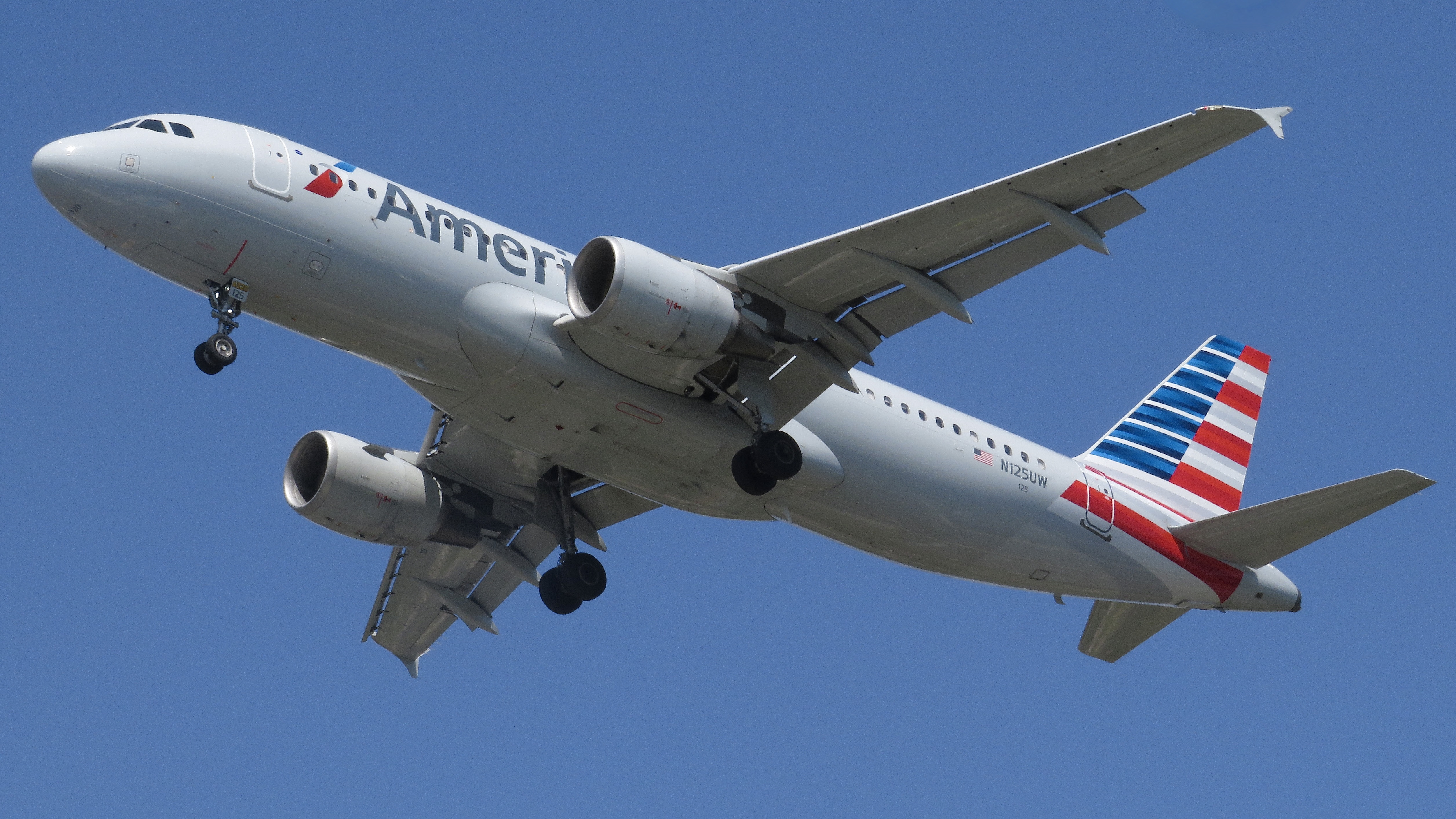 Full size: American Airlines Airbus A320 N125UW at Daytona Beach International Airport