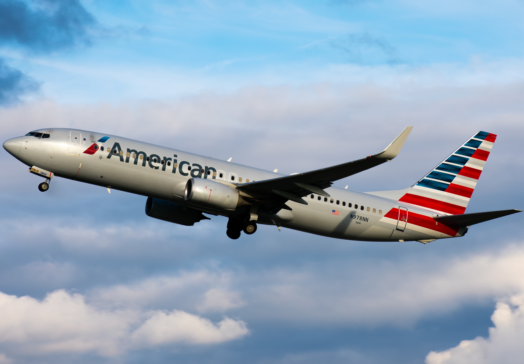 Full size: American Airlines Boeing 737-800 N978NN at Charlotte/Douglas International Airport