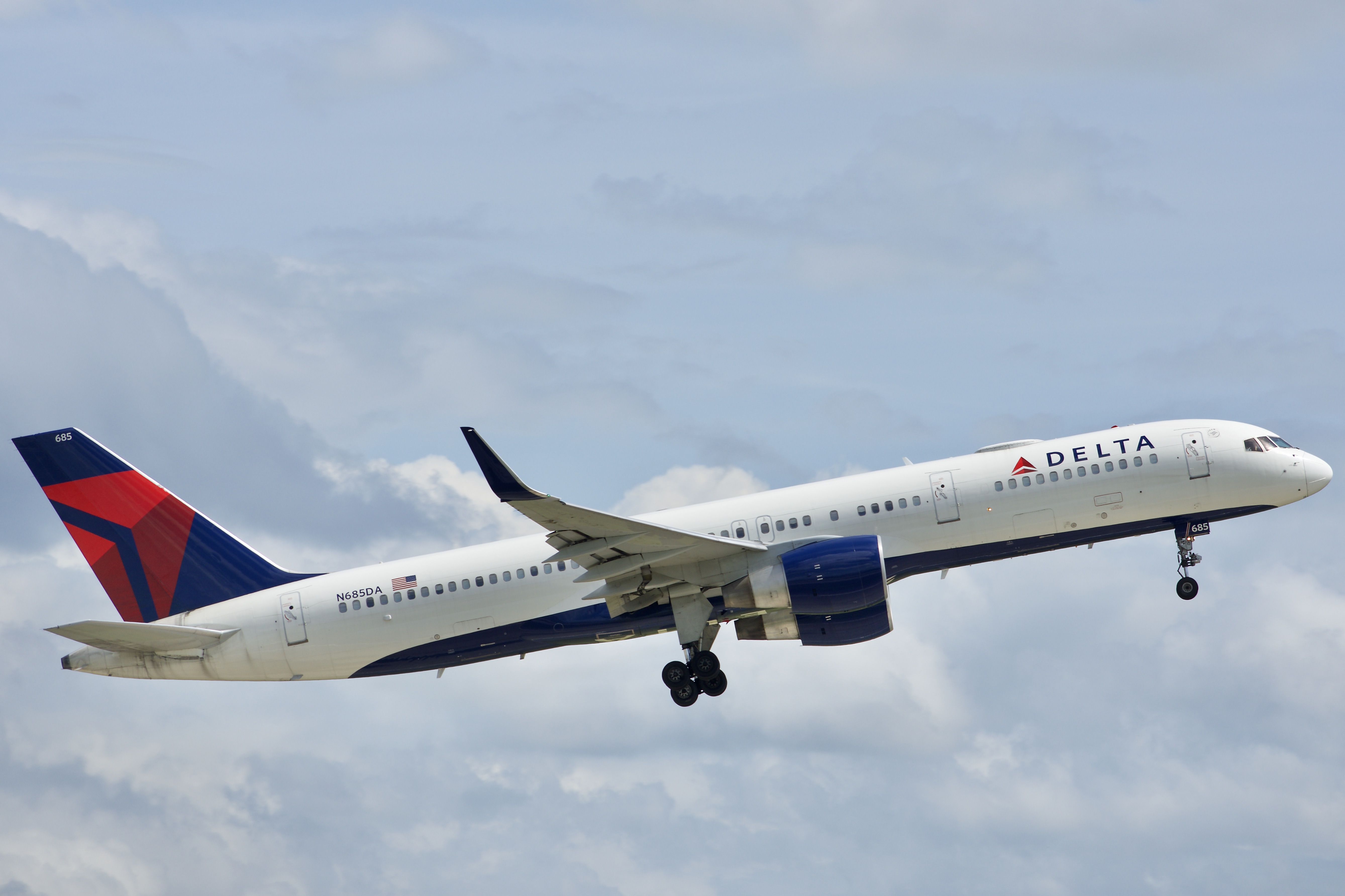 Full size: Delta Airlines Boeing 757-200 N685DA at Orlando International Airport