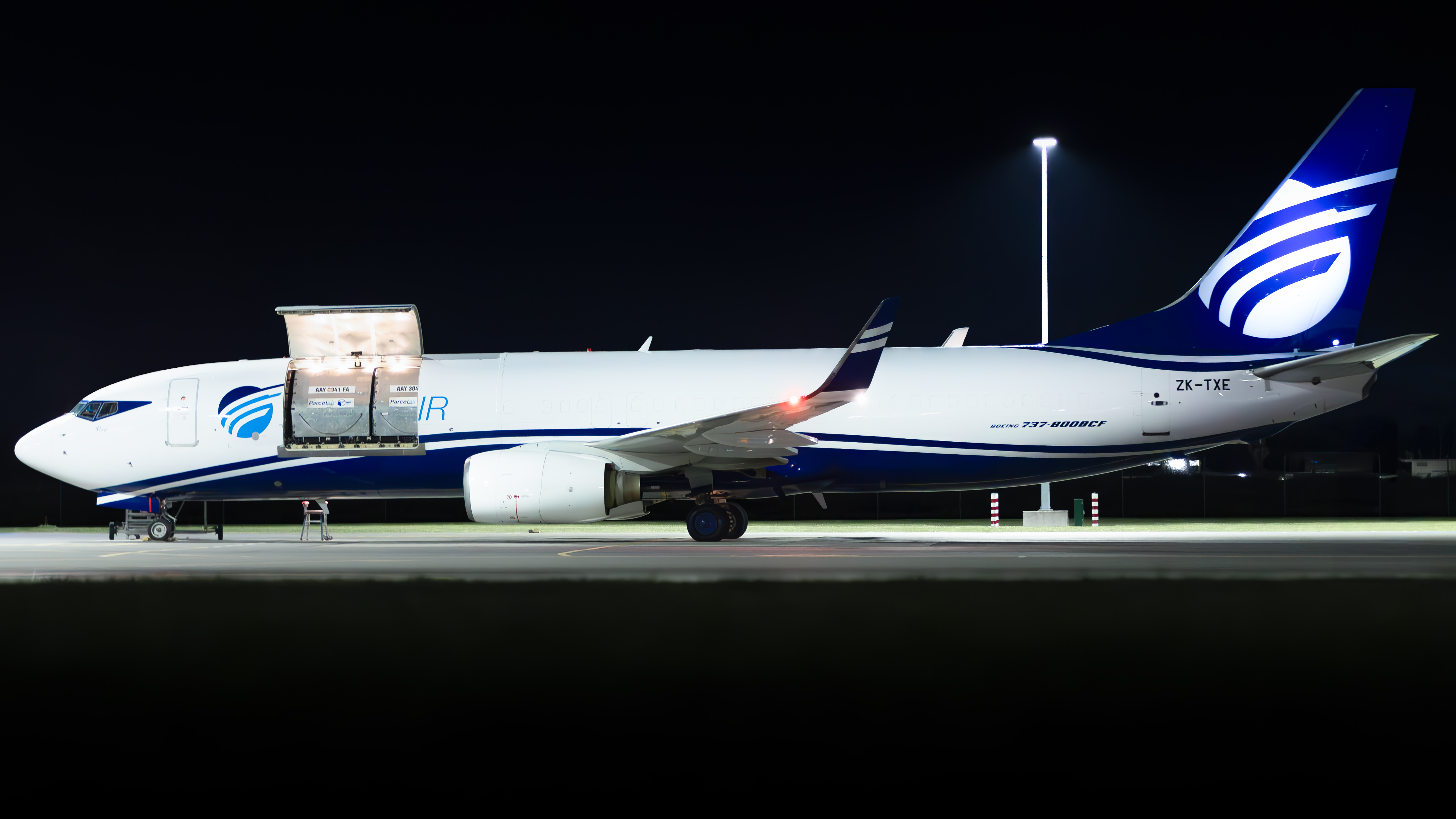 Full size: Texel Air Boeing 737-800BCF ZK-TXE at Christchurch International Airport