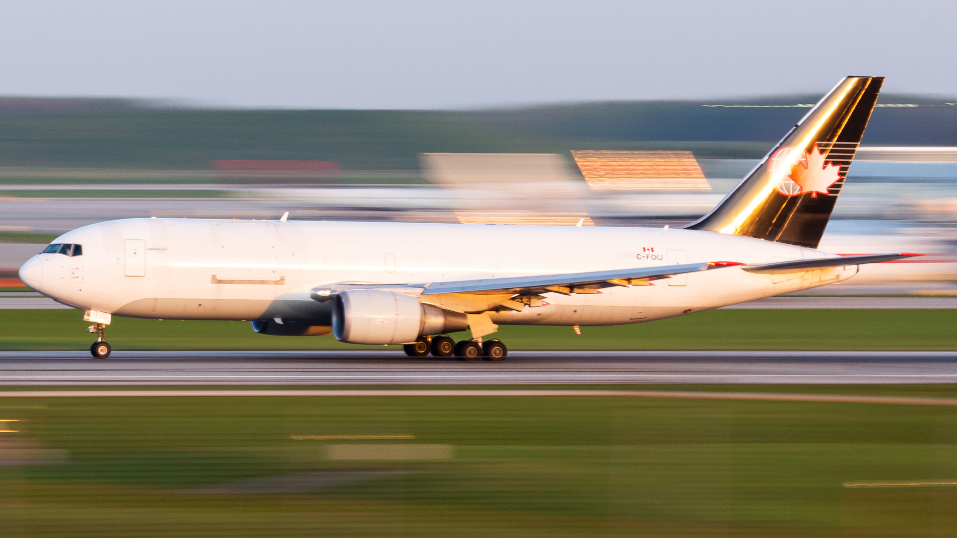 Full size: Cargojet Airways  Boeing 767-200ER(BDSF) C-FOIJ at Cincinnati/Northern Kentucky International Airport