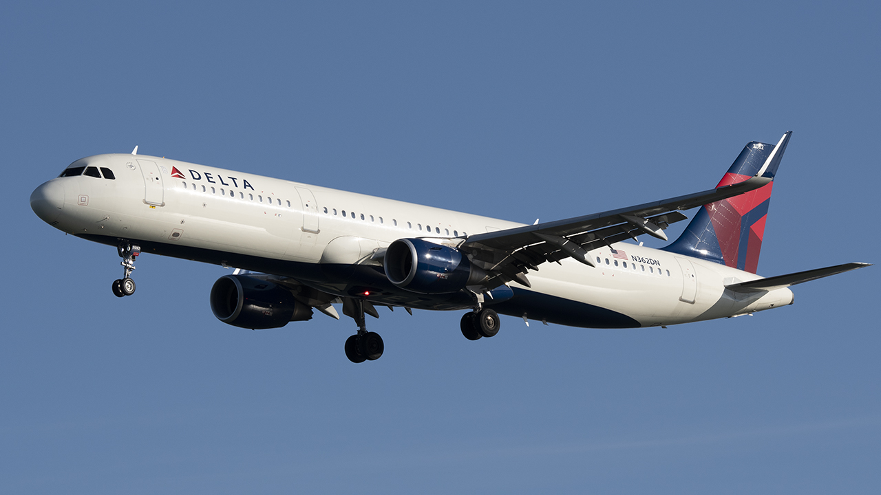 Full size: Delta Airlines Airbus A321-200 N362DN at Ronald Reagan National Airport