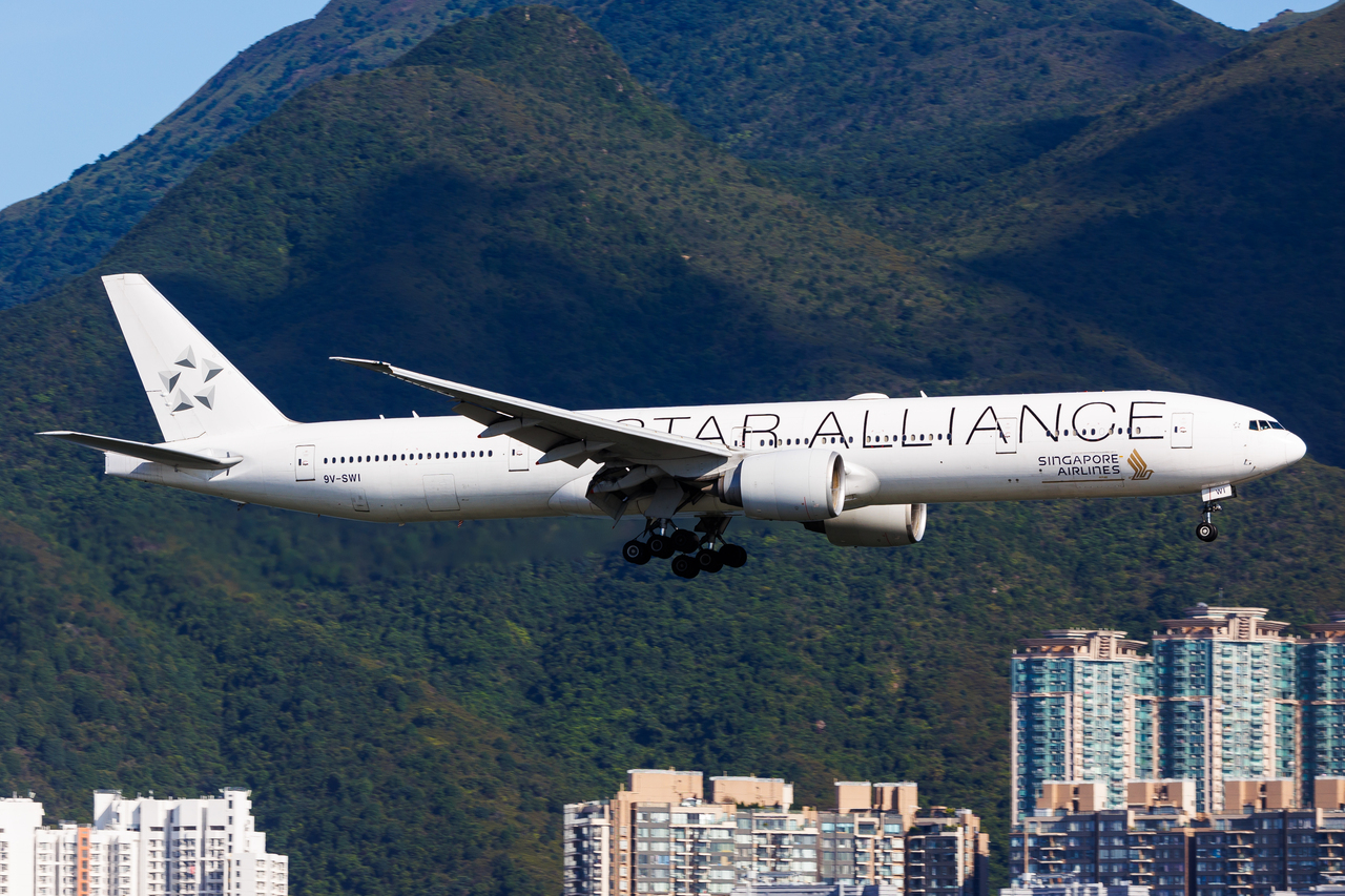 Full size: Singapore Airlines Boeing 777-300ER 9V-SWI at Hong Kong International Airport