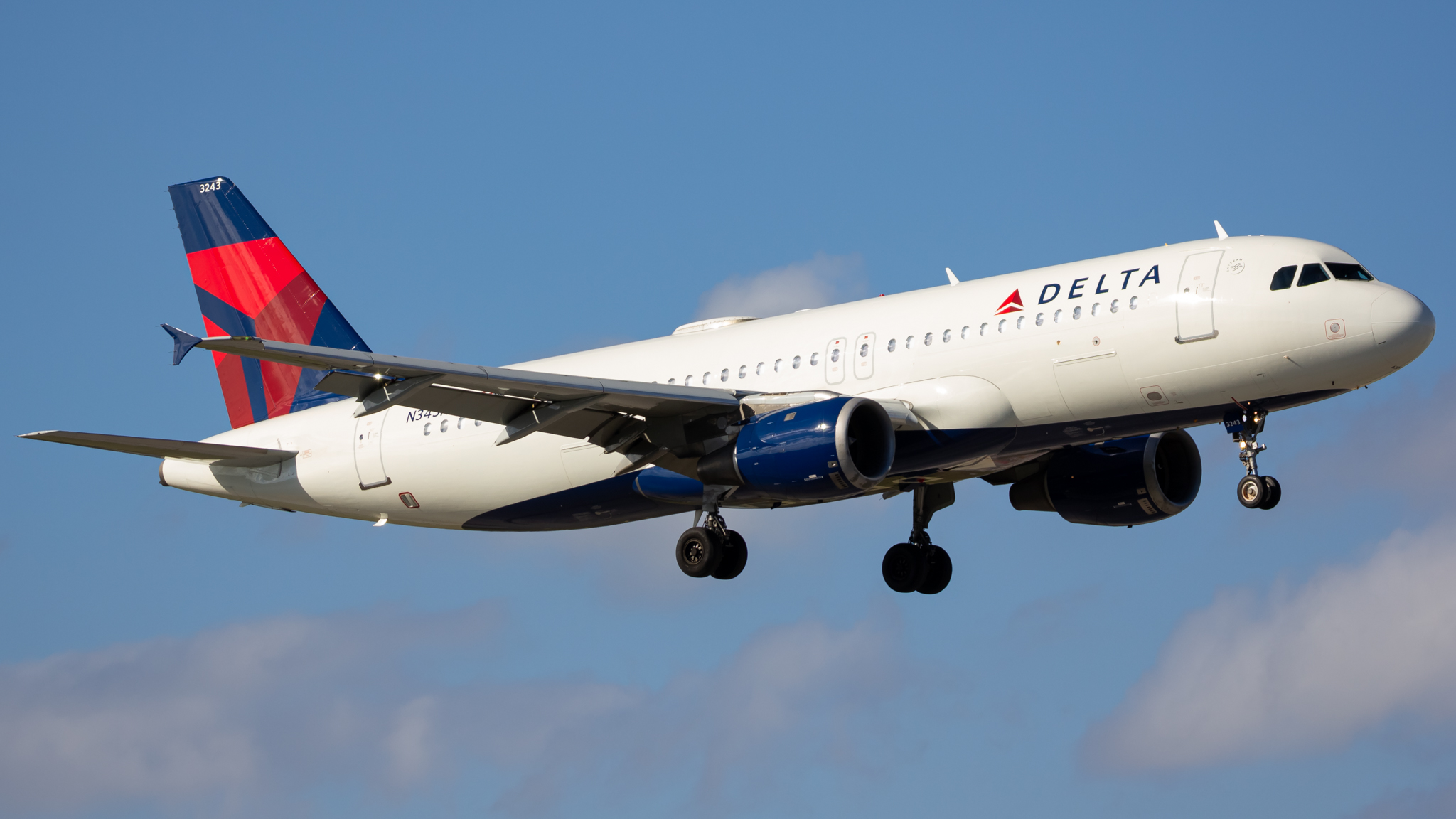 Full size: Delta Airlines Airbus A320 N343NW at Miami International Airport