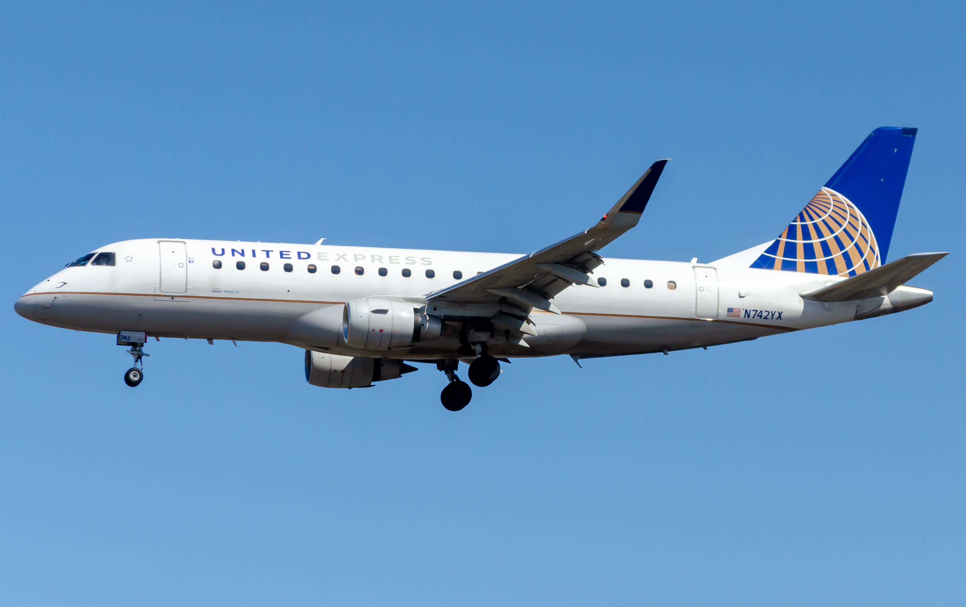 Full size: United Airlines Embraer E175 N742YX at Newark Liberty International Airport