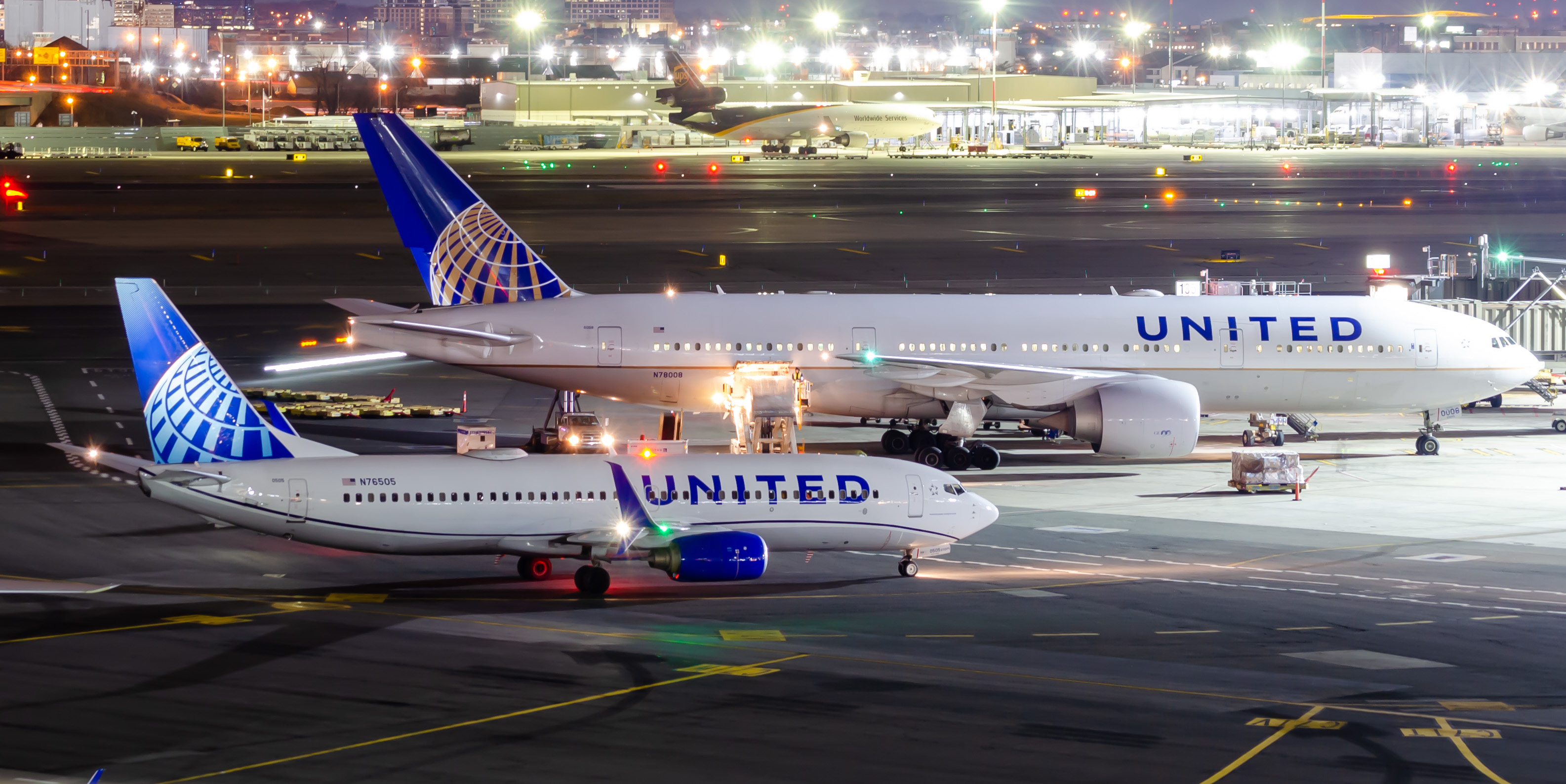 Full size: United Airlines Boeing 737-800 N76505 at Newark Liberty International Airport
