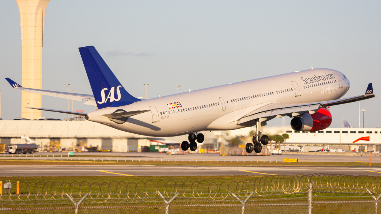 Full size: Scandinavian Airlines Airbus A330-300 SE-REH at Miami International Airport