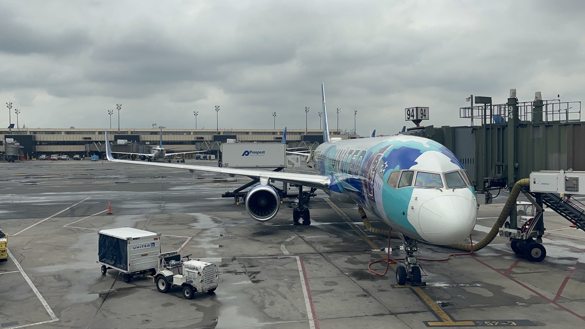 Full size: United Airlines Boeing 757-200 N14102 at Newark Liberty International Airport
