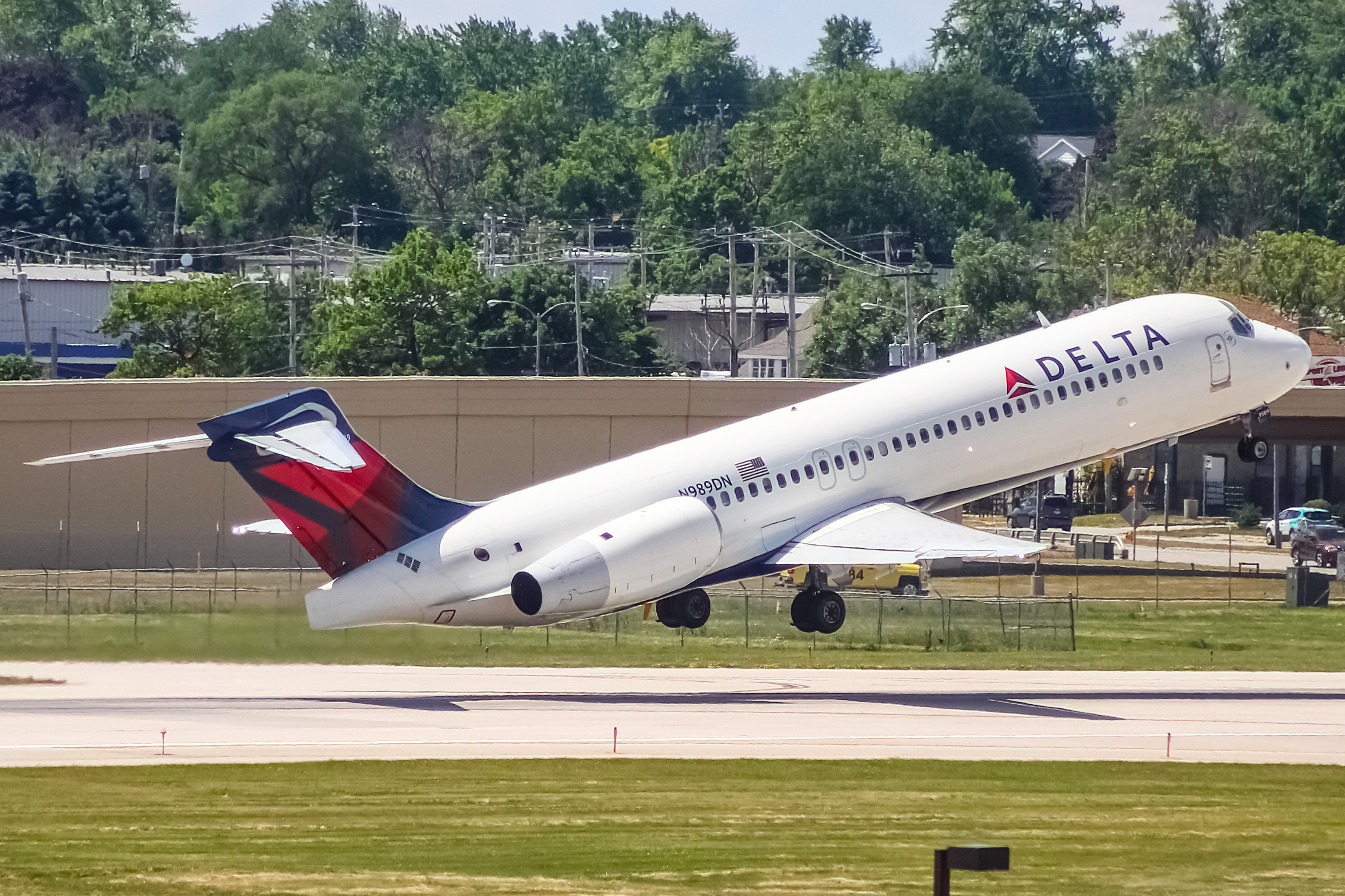 Full size: Delta Airlines Boeing 717-200 N989DN at General Mitchell International Airport