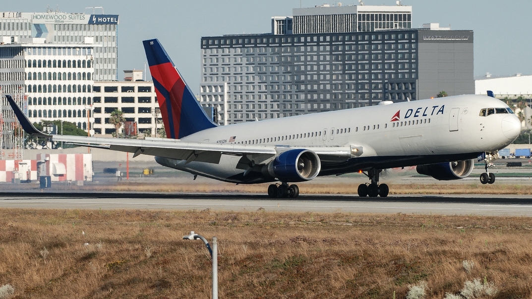 Full size: Delta Airlines Boeing 767-300 N195DN at Los Angeles International Airport